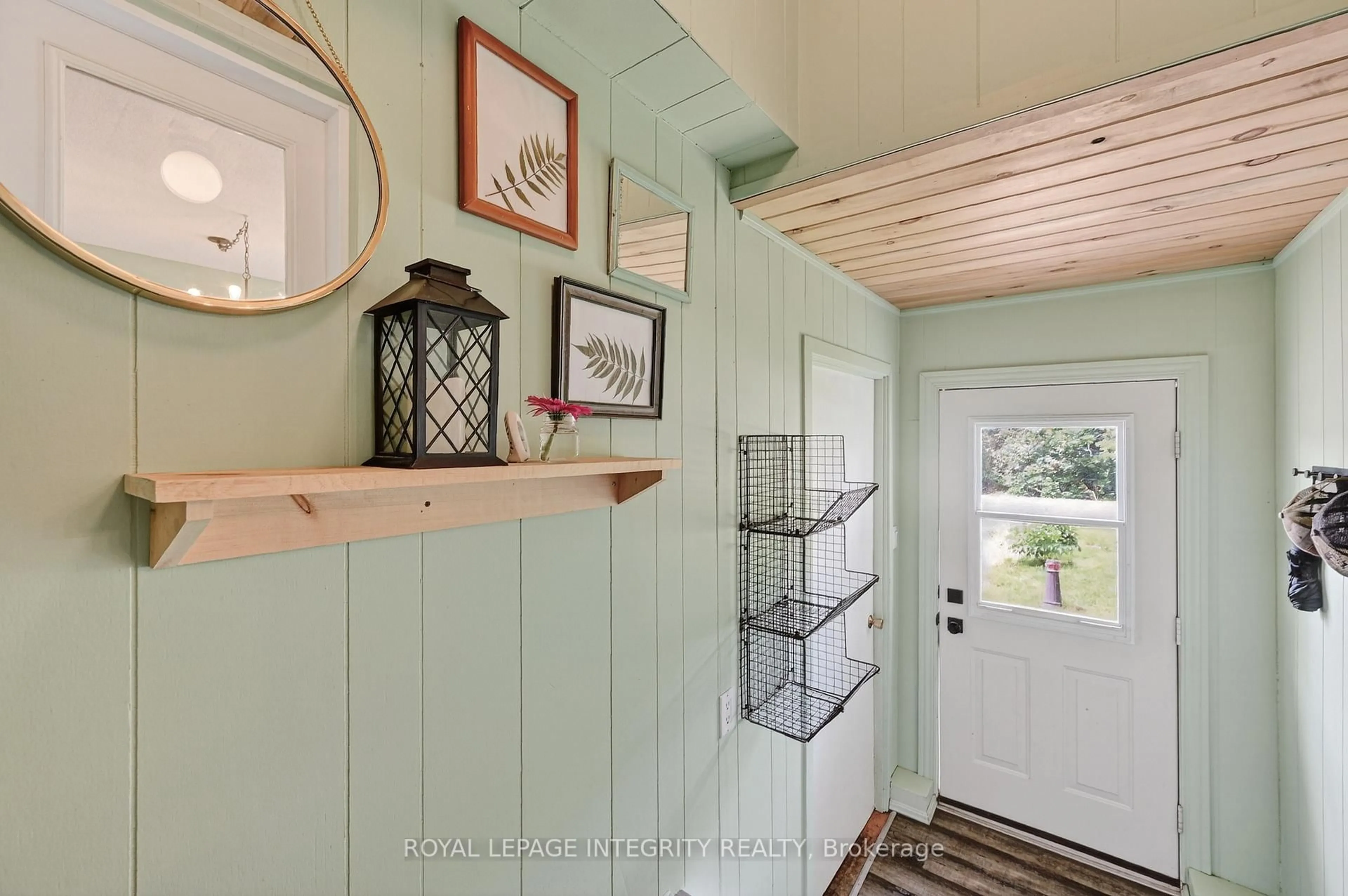 Indoor entryway for 165 Moore St, Arnprior Ontario K7S 1G3