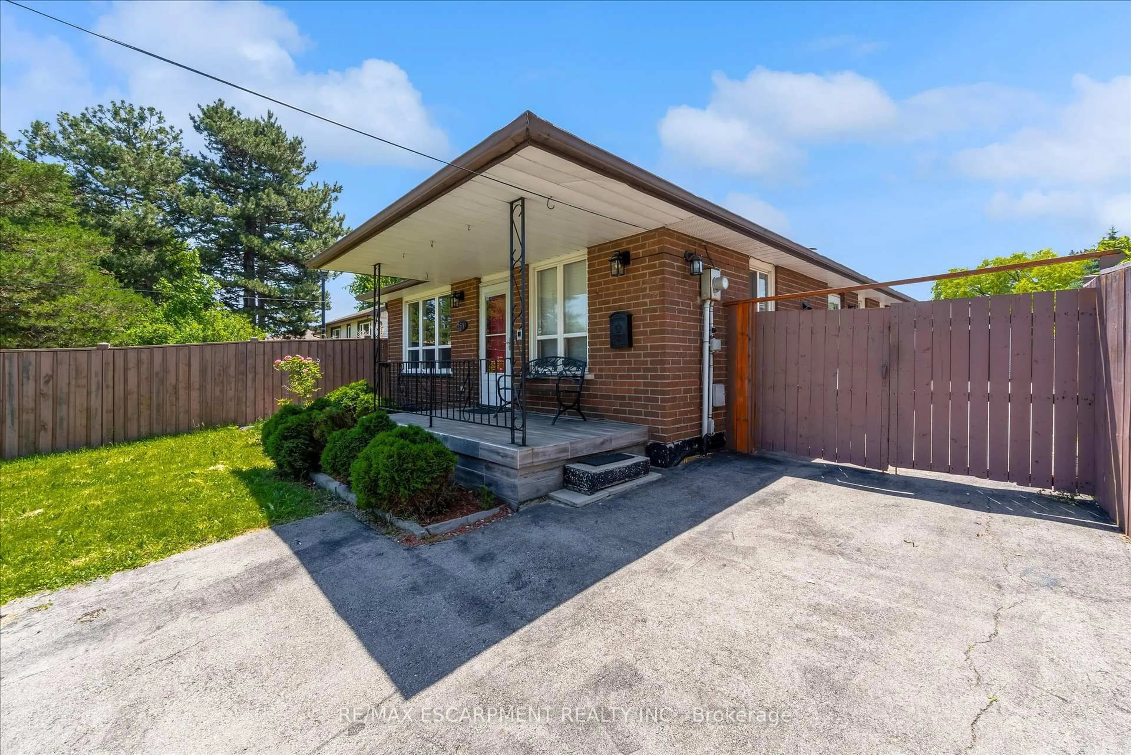 Home with brick exterior material, street for 261 LIMERIDGE Rd, Hamilton Ontario L9C 2V4