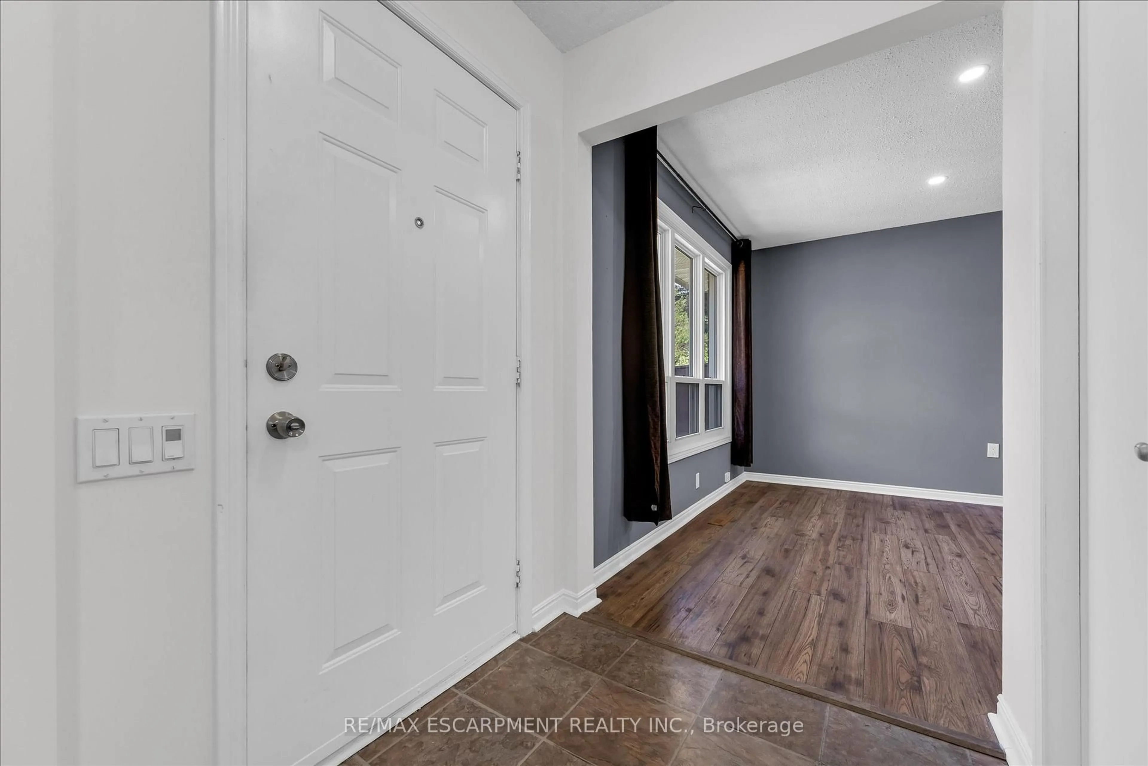 Indoor entryway for 261 LIMERIDGE Rd, Hamilton Ontario L9C 2V4