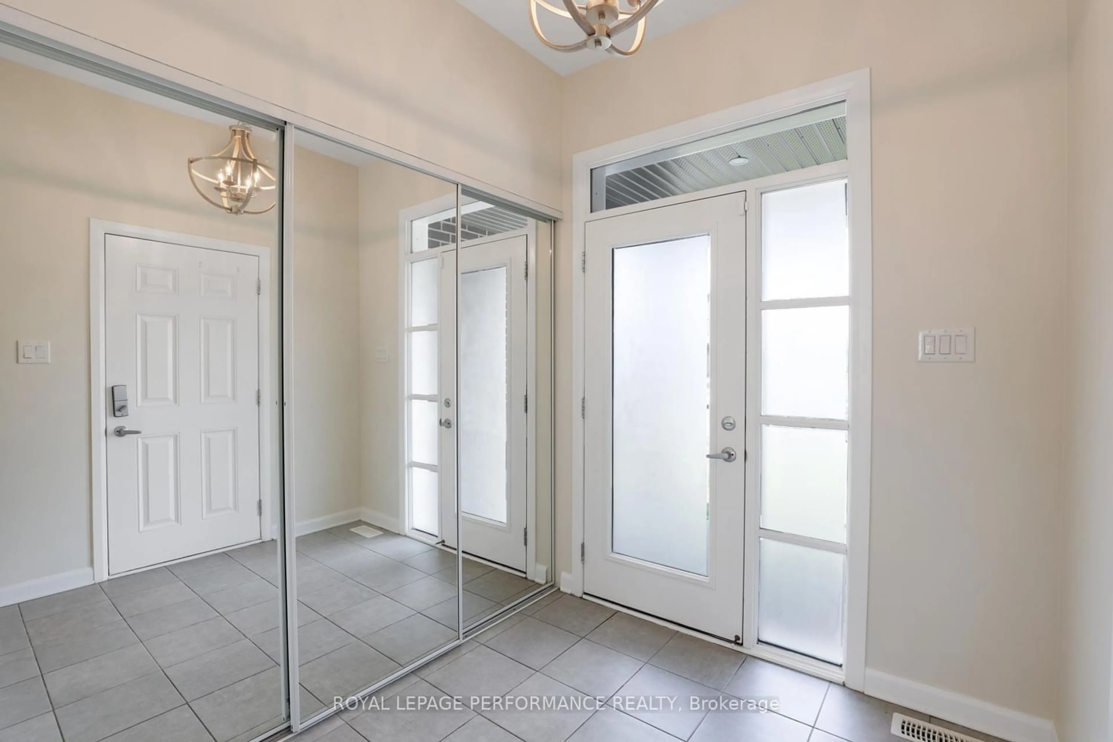 Indoor entryway for 44 Gardenpost Terr, Ottawa Ontario K4A 1G8