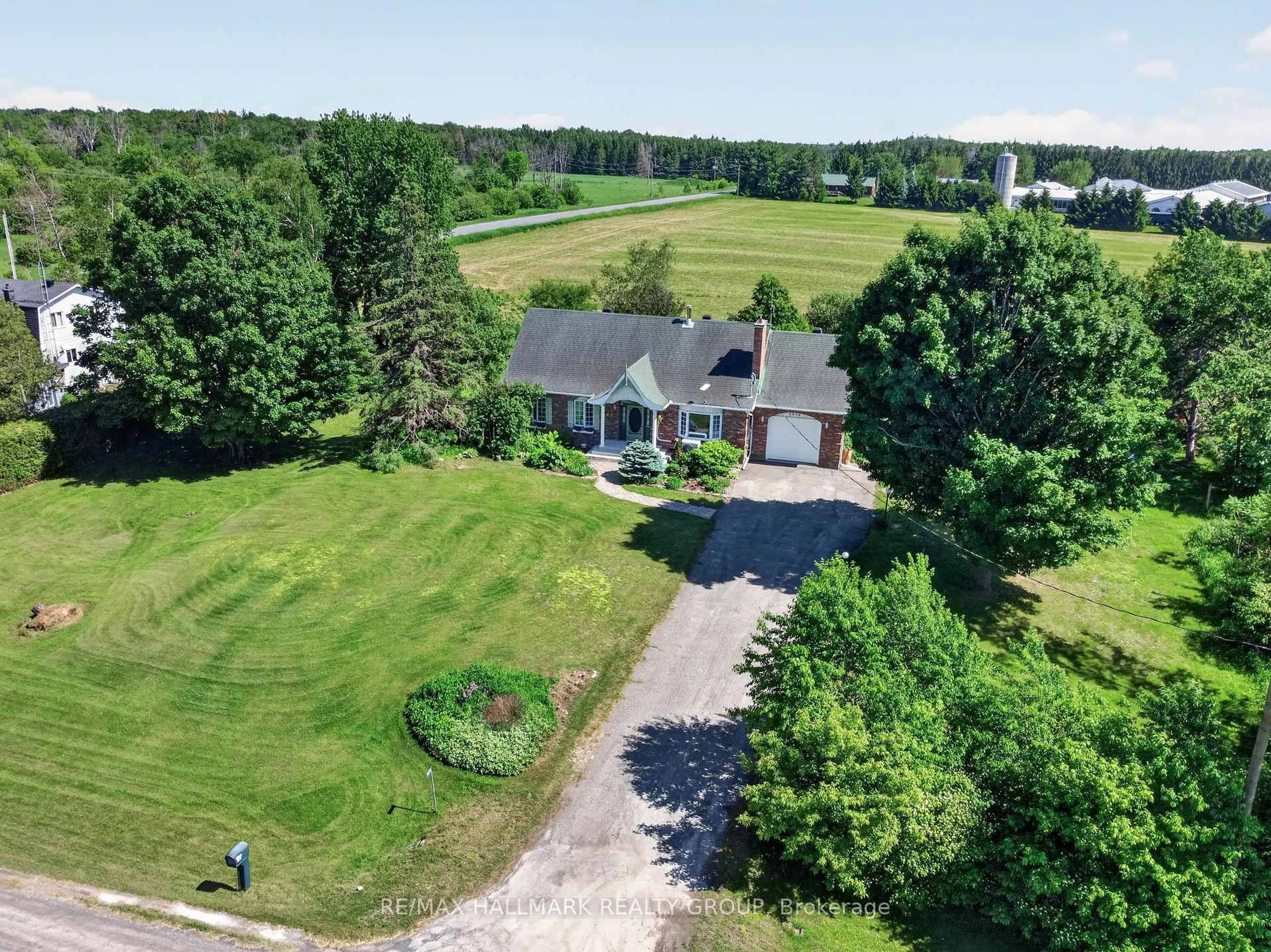 A pic from outside/outdoor area/front of a property/back of a property/a pic from drone, unknown for 3938 Larmours Rd, Sarsfield Ontario K0A 3E0