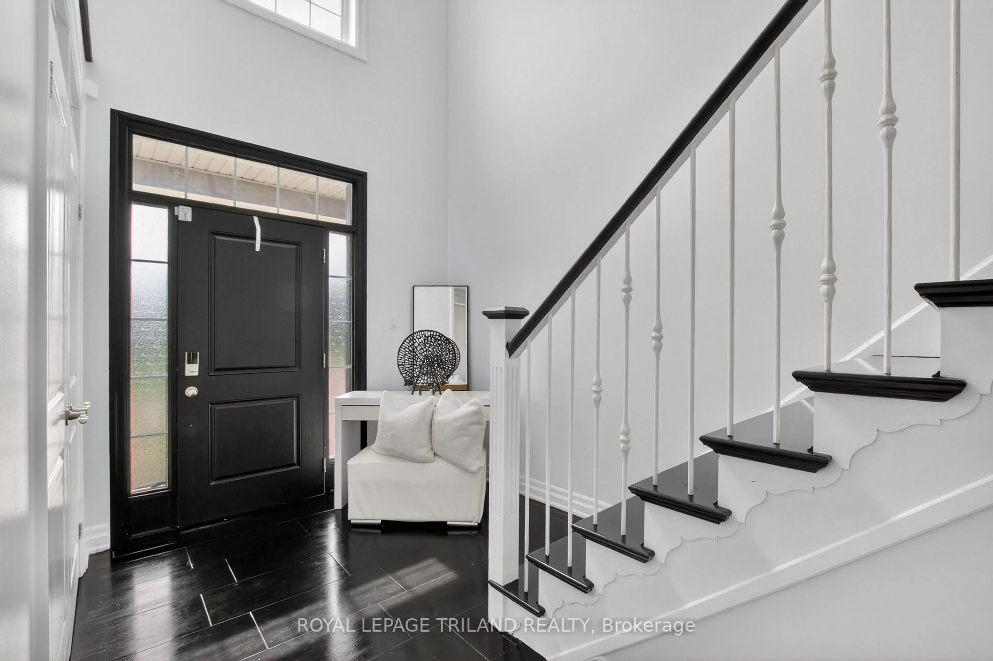 Indoor entryway for 656 Redtail Tr, London North Ontario N6H 5X7