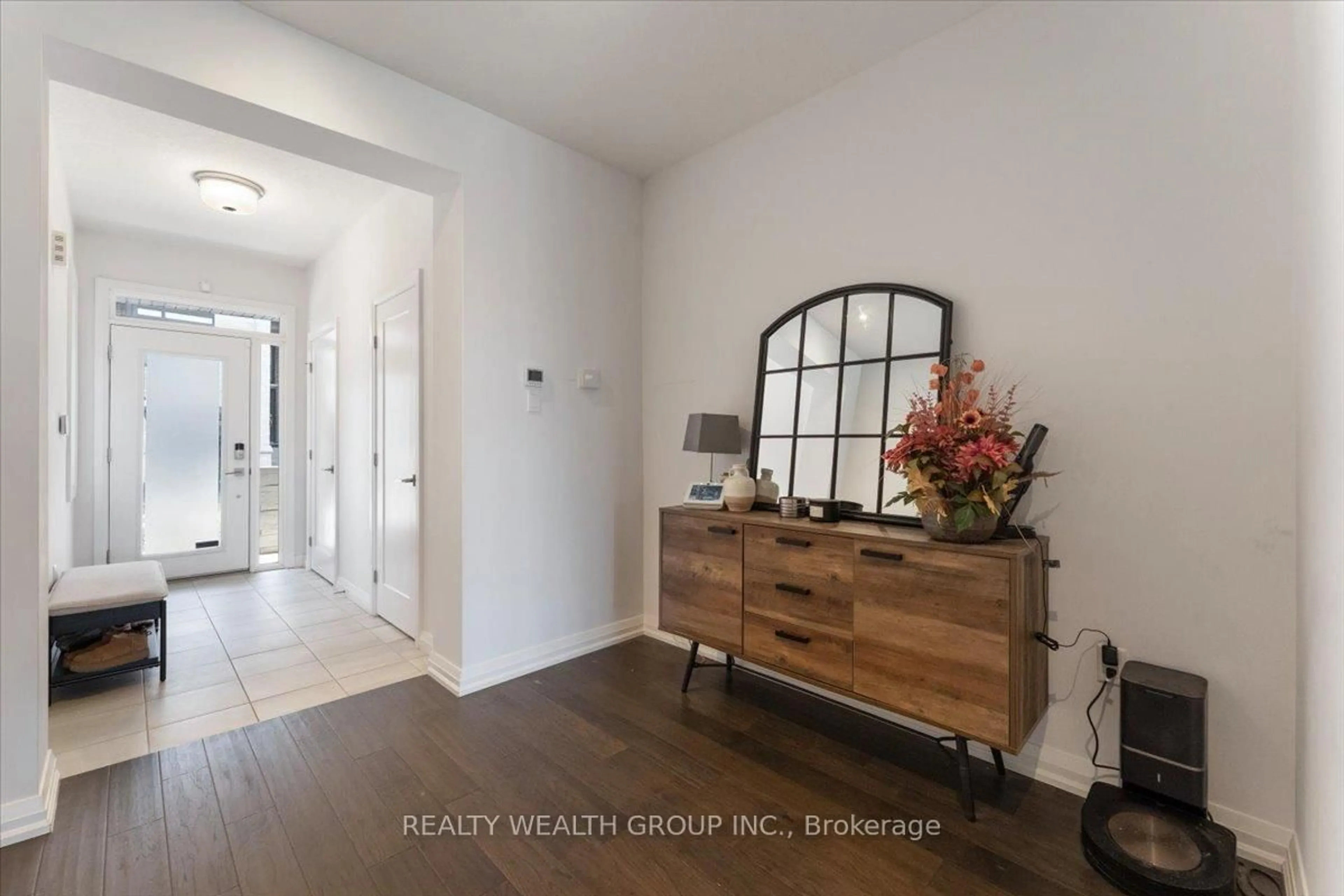 Indoor entryway for 35 Midhurst Hts #23, Hamilton Ontario L8J 0K9