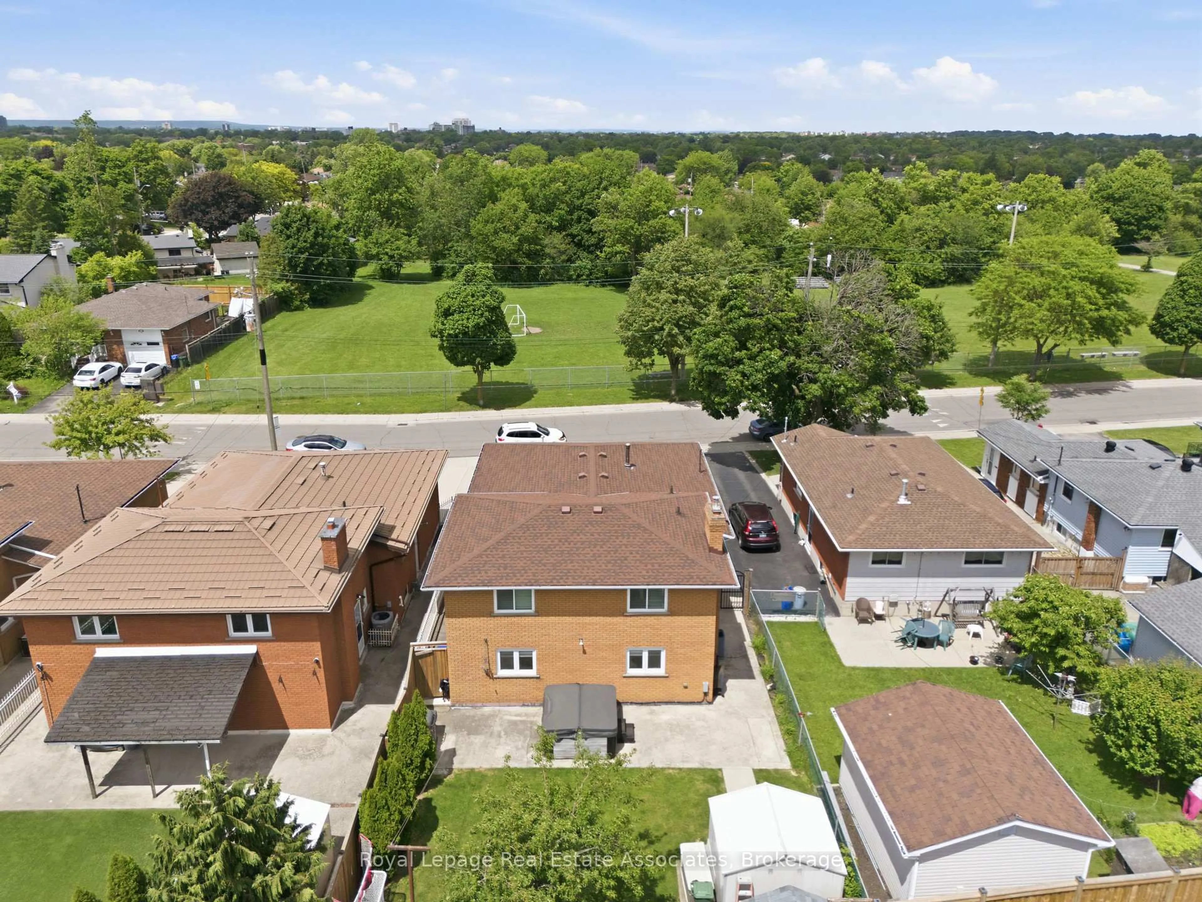 A pic from outside/outdoor area/front of a property/back of a property/a pic from drone, city buildings view from balcony for 477 Queen Victoria Dr, Hamilton Ontario L8W 1G8