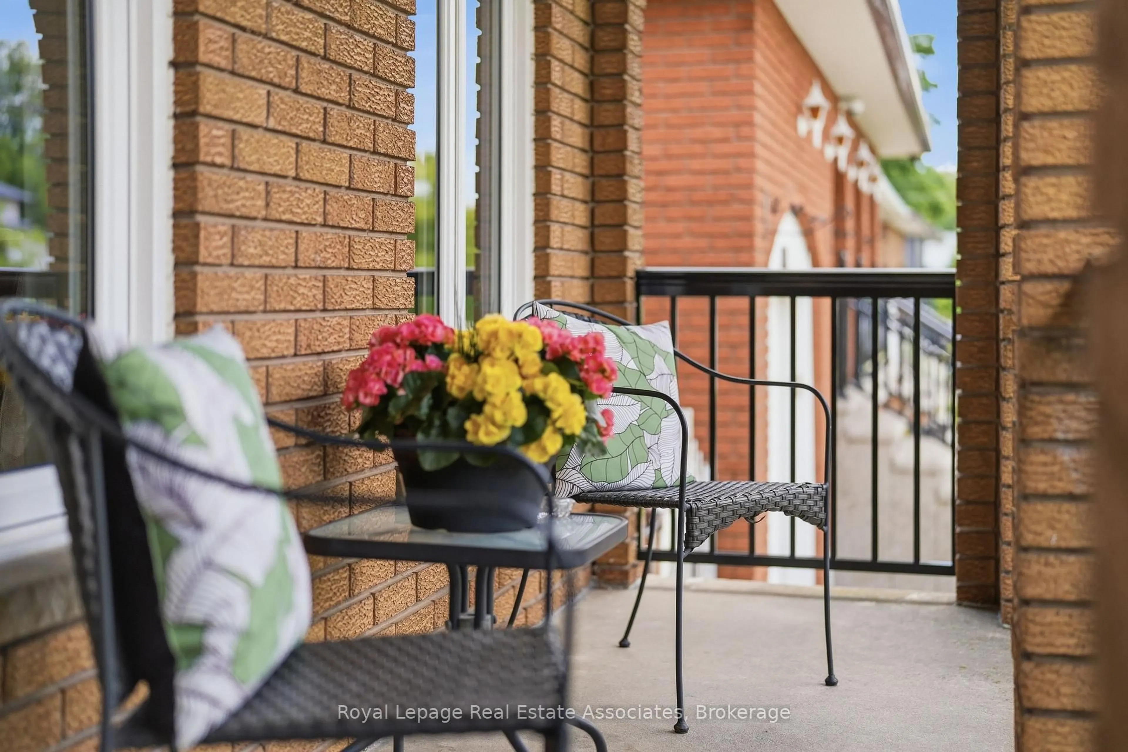 Patio, street for 477 Queen Victoria Dr, Hamilton Ontario L8W 1G8