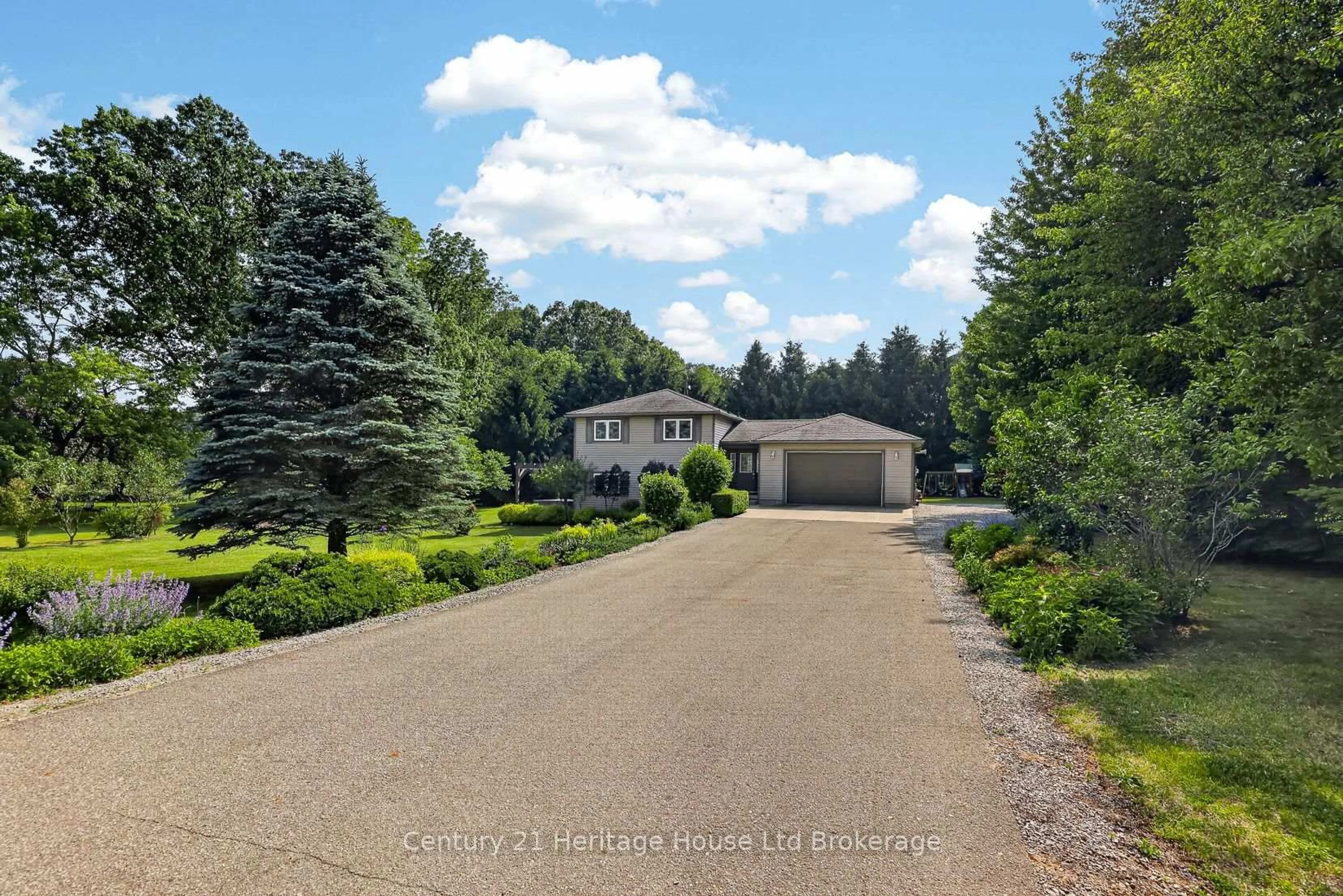 A pic from outside/outdoor area/front of a property/back of a property/a pic from drone, unknown for 1567 Forestry Farm Rd, Norfolk Ontario N0G 1G0