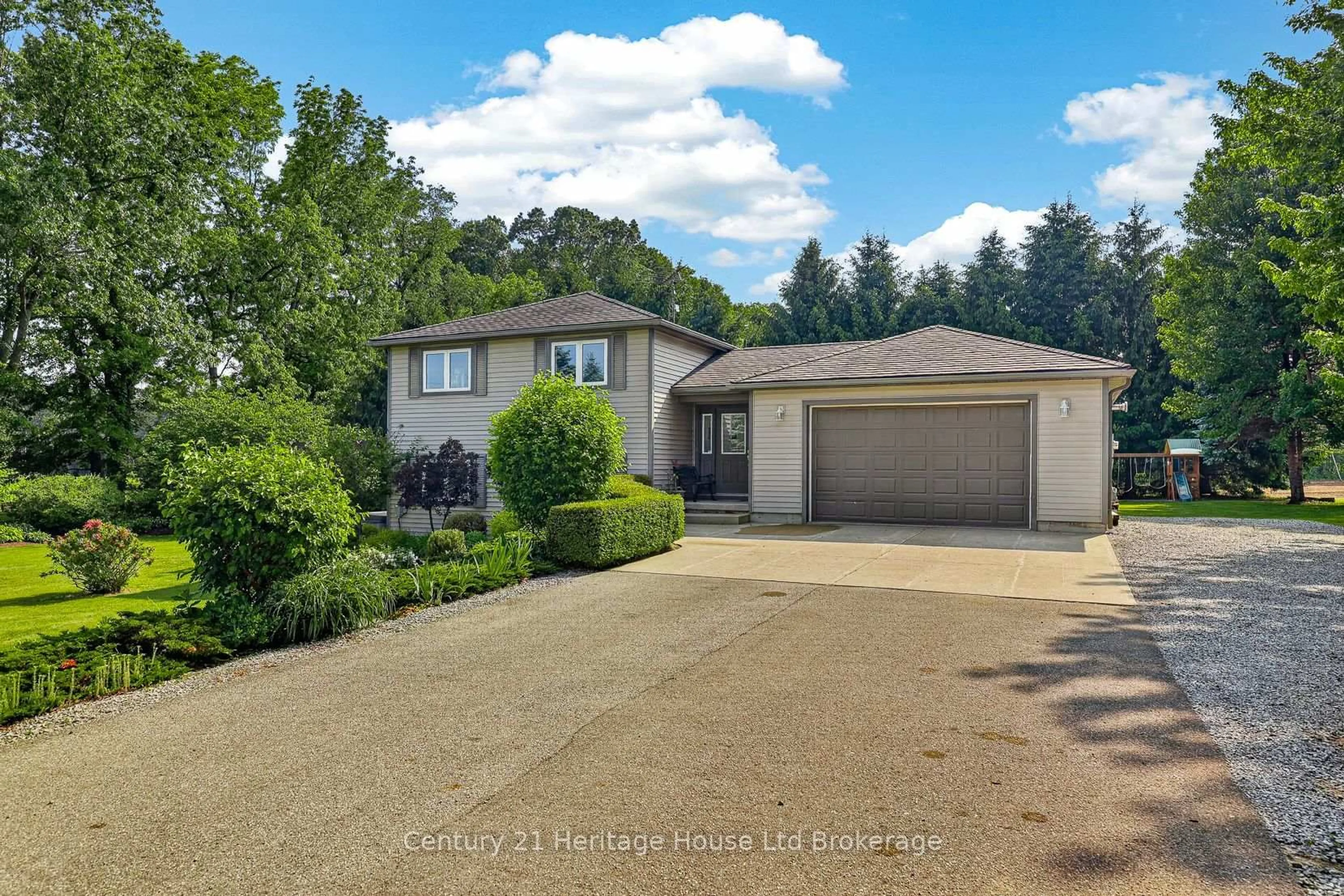 A pic from outside/outdoor area/front of a property/back of a property/a pic from drone, street for 1567 Forestry Farm Rd, Norfolk Ontario N0G 1G0
