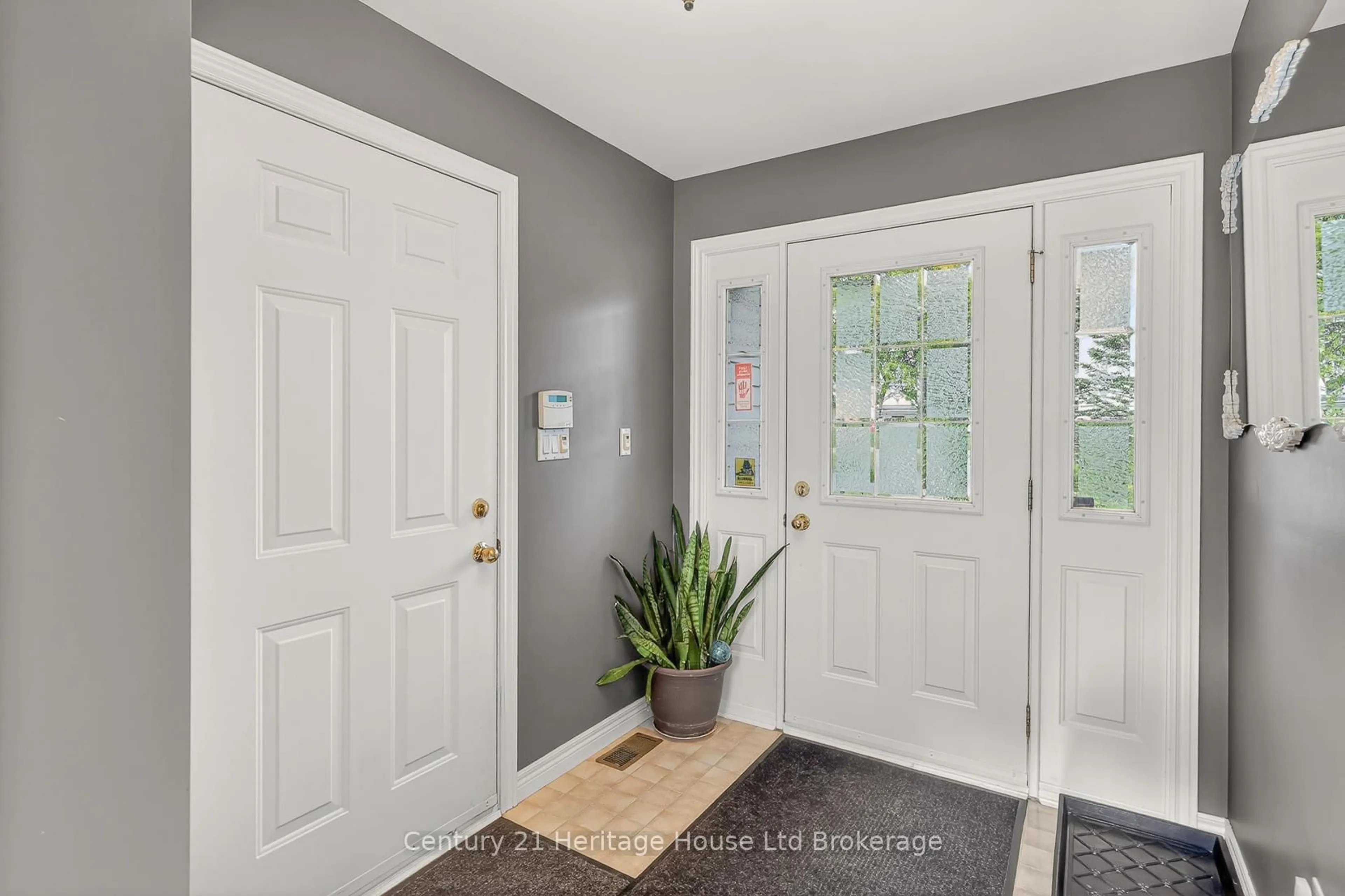 Indoor entryway for 1567 Forestry Farm Rd, Norfolk Ontario N0G 1G0