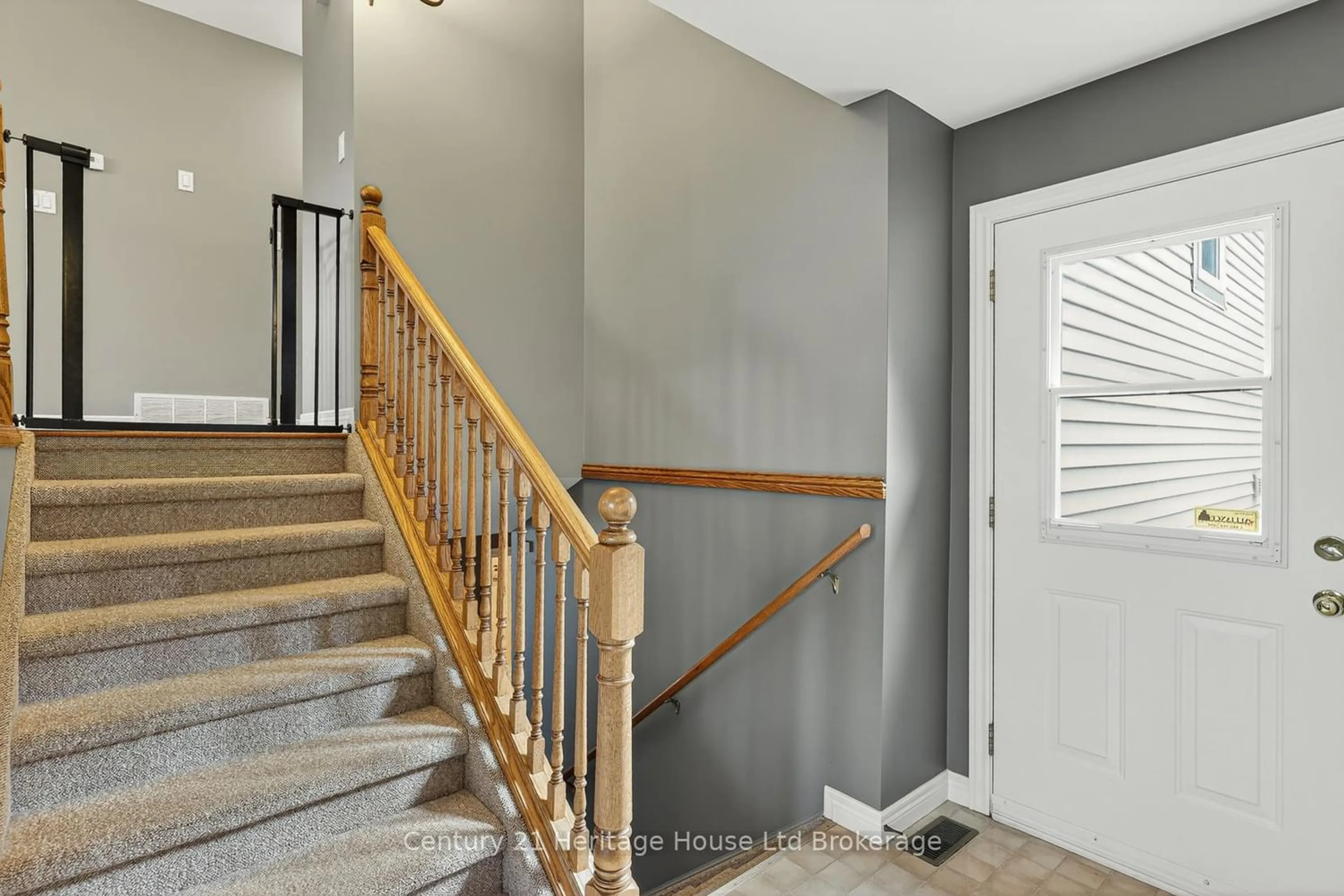 Indoor entryway for 1567 Forestry Farm Rd, Norfolk Ontario N0G 1G0