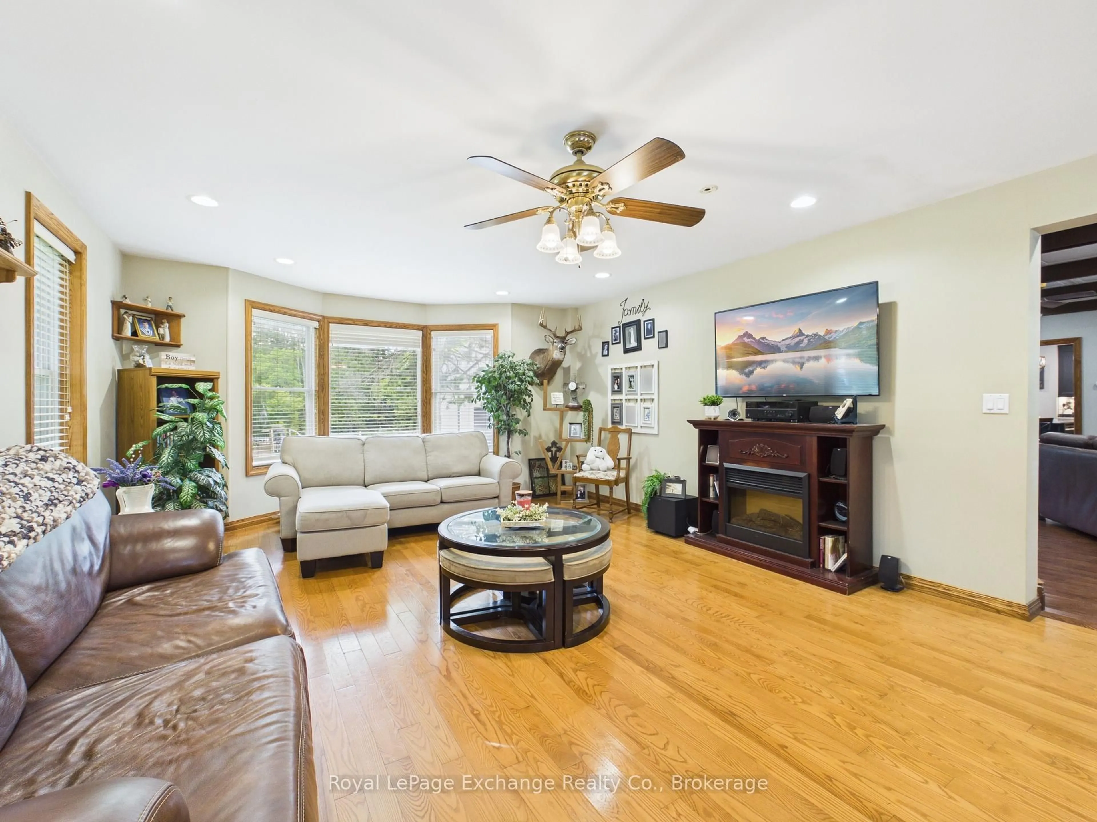 Living room with furniture, wood/laminate floor for 38 Whitechurch St, Huron-Kinloss Ontario N0G 2W0