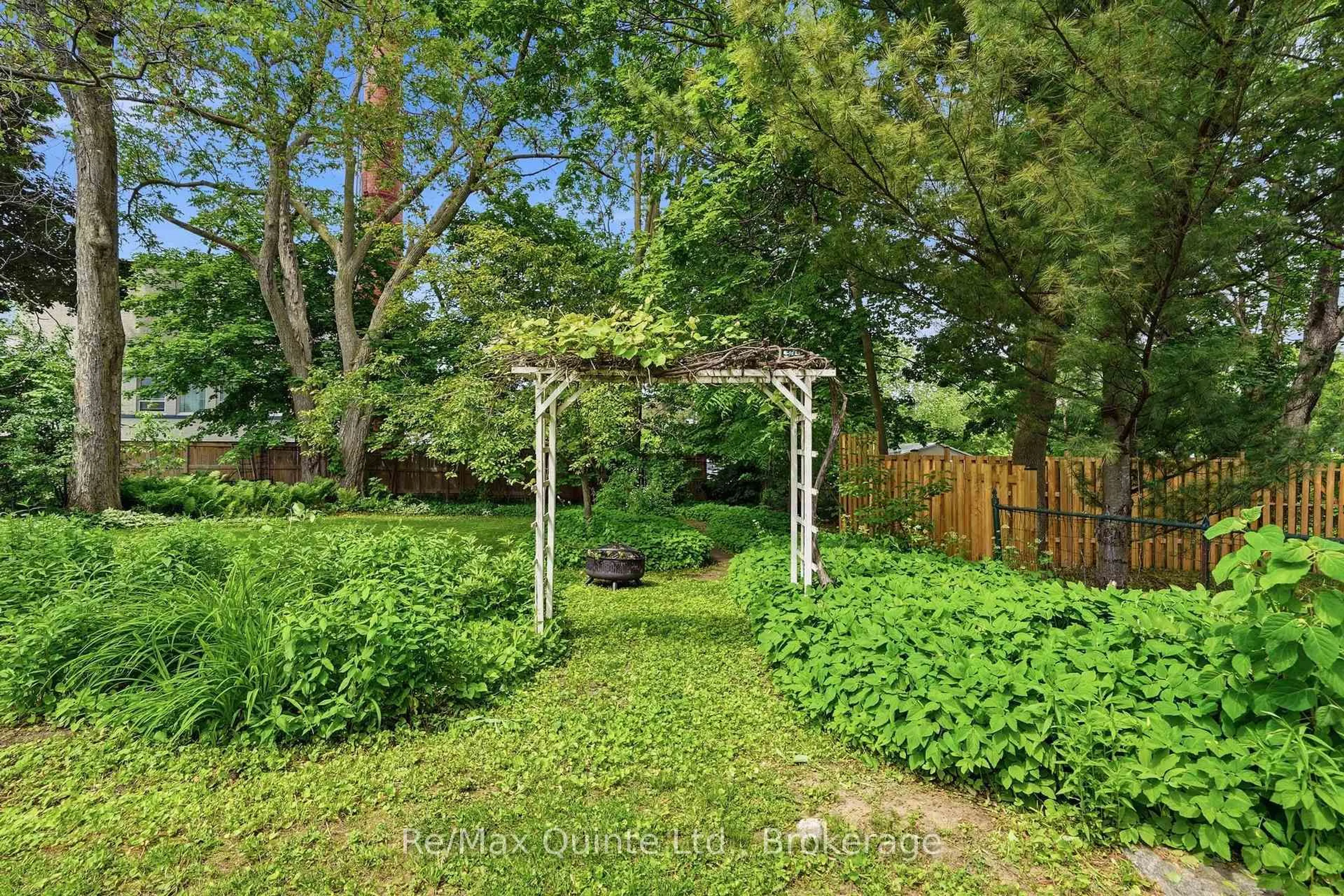 Patio, forest/trees view for 126 Dufferin Ave, Belleville Ontario K8N 3X1