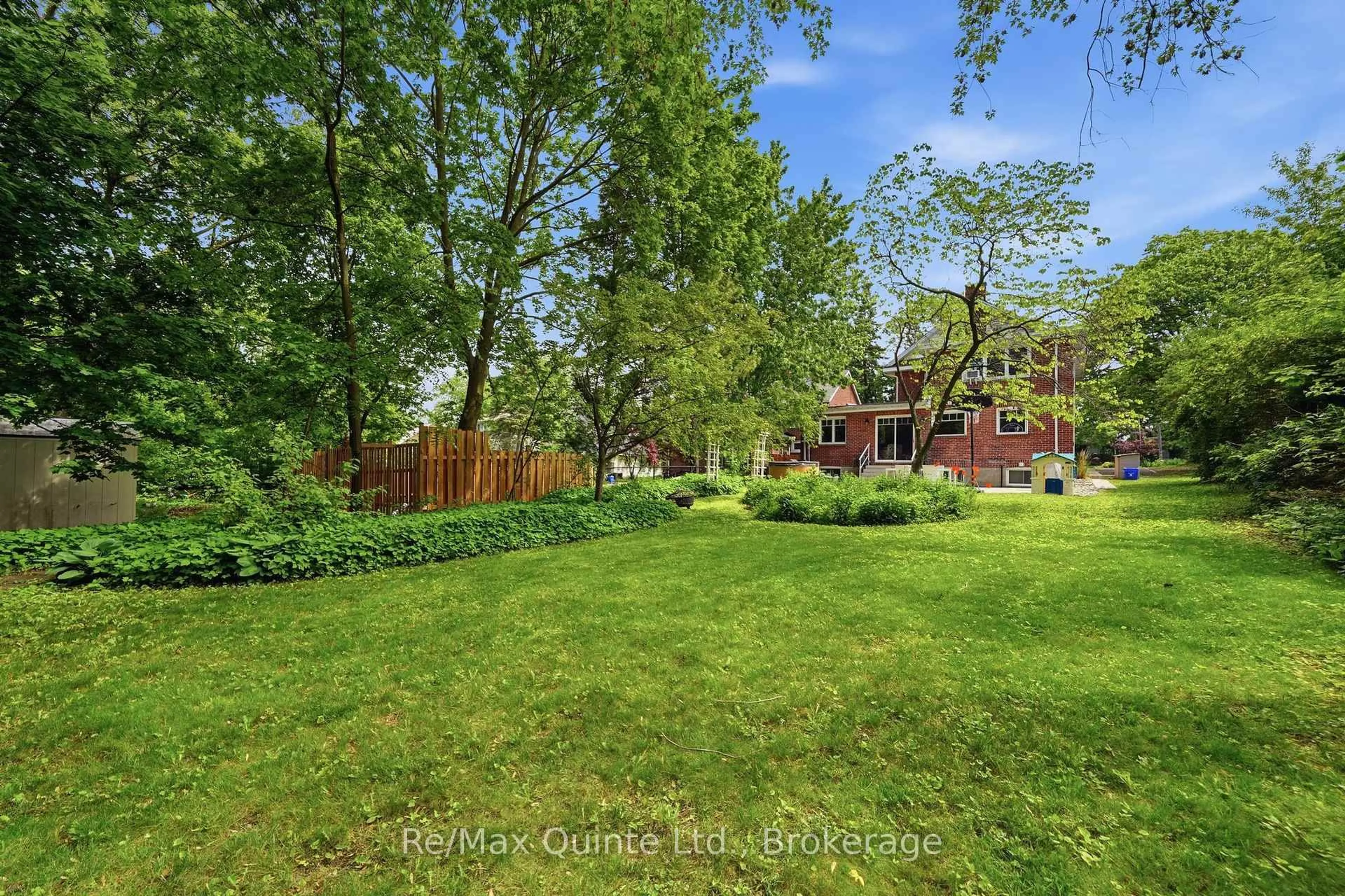 A pic from outside/outdoor area/front of a property/back of a property/a pic from drone, unknown for 126 Dufferin Ave, Belleville Ontario K8N 3X1
