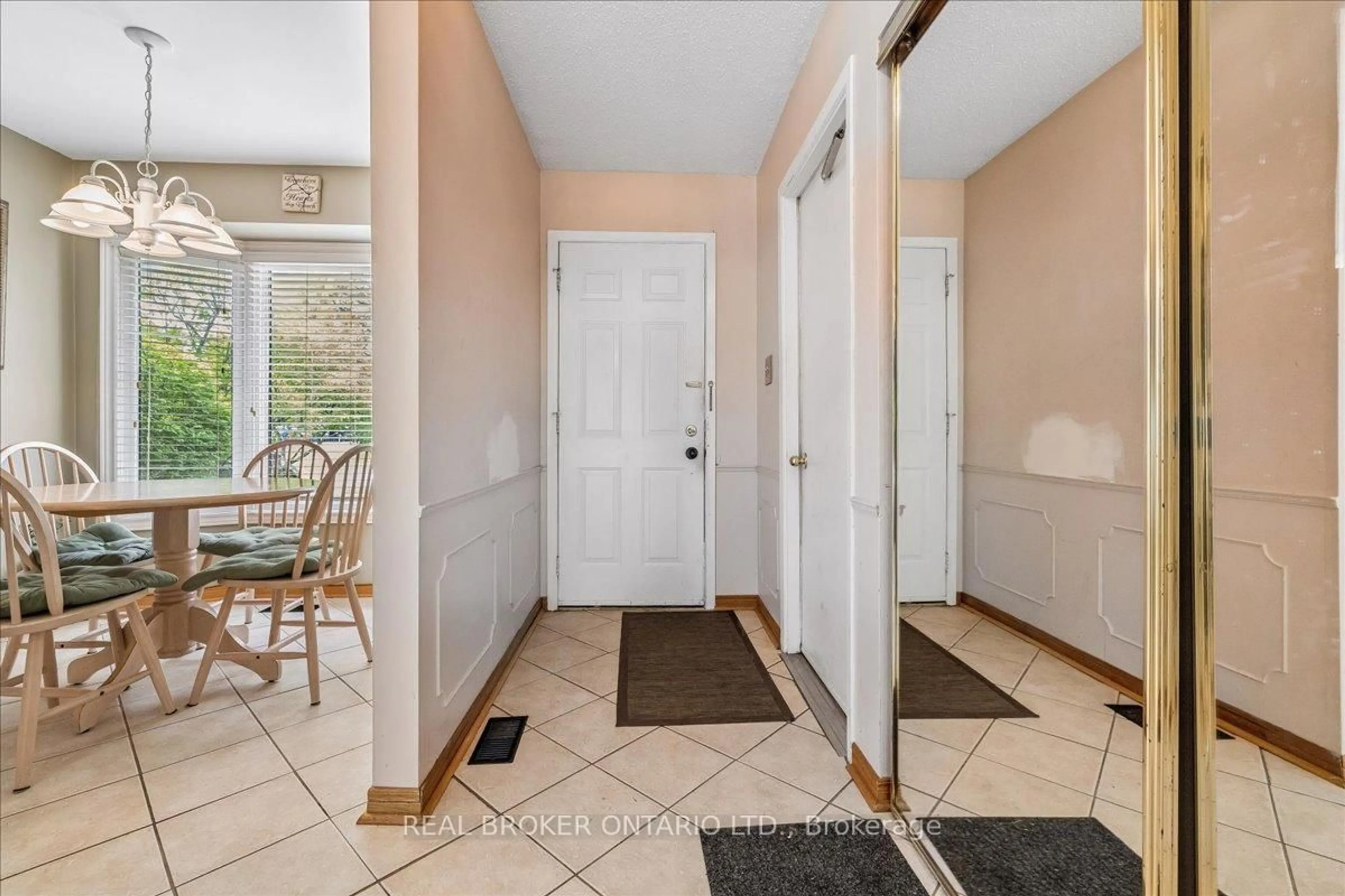 Indoor entryway for 36 Braeheid Ave, Hamilton Ontario L8B 0C5