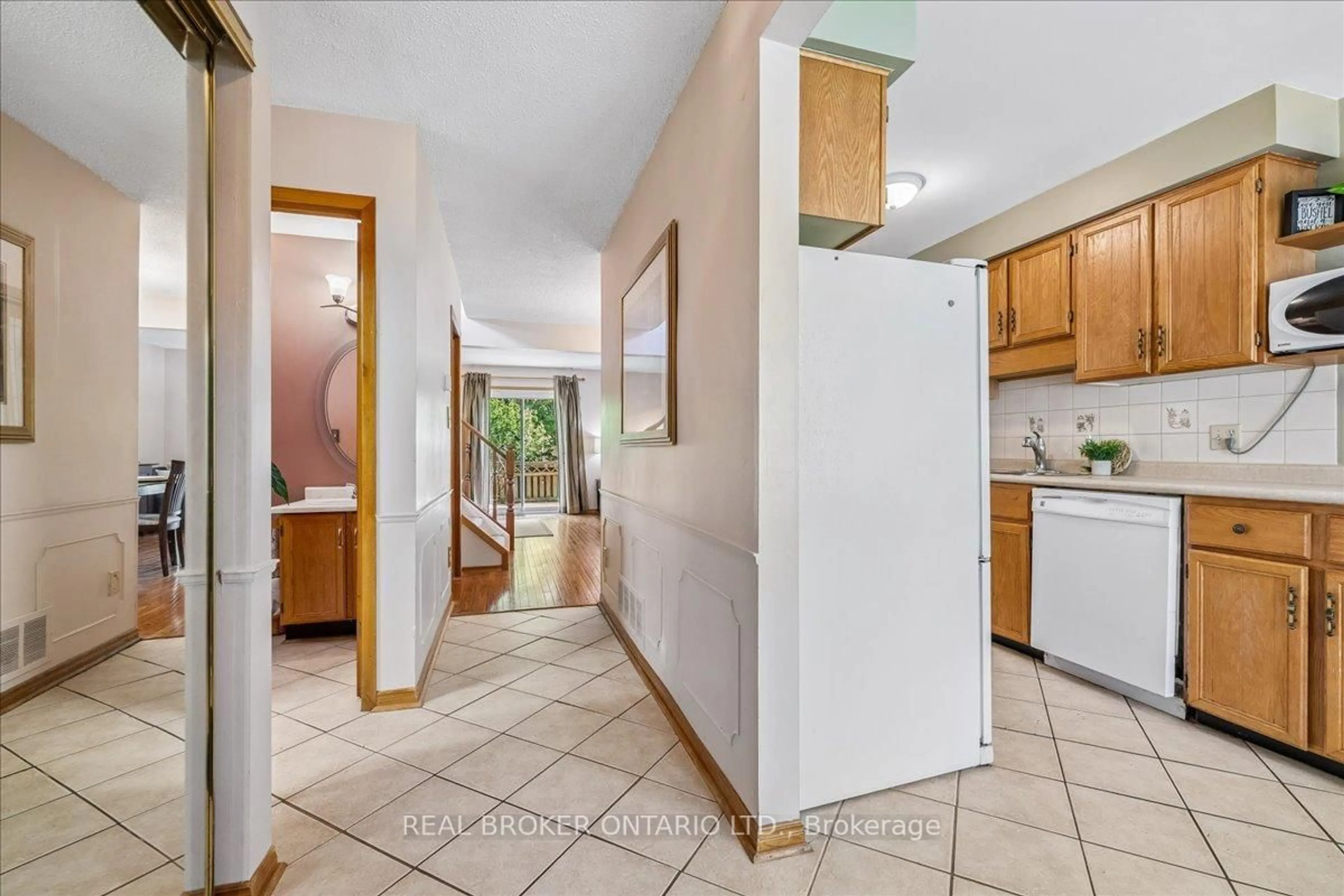 Indoor entryway for 36 Braeheid Ave, Hamilton Ontario L8B 0C5