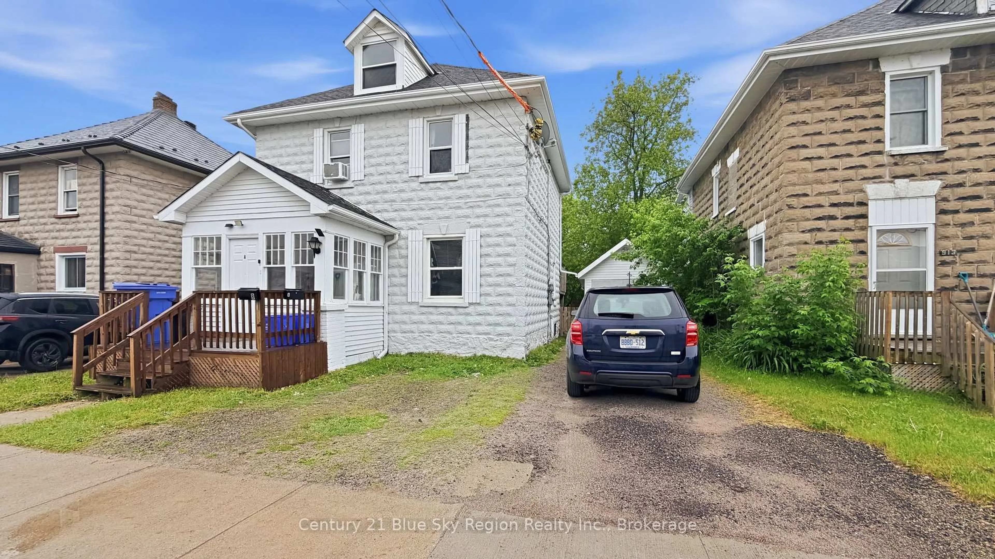 A pic from outside/outdoor area/front of a property/back of a property/a pic from drone, street for 923 Fraser St, North Bay Ontario P1B 3X7