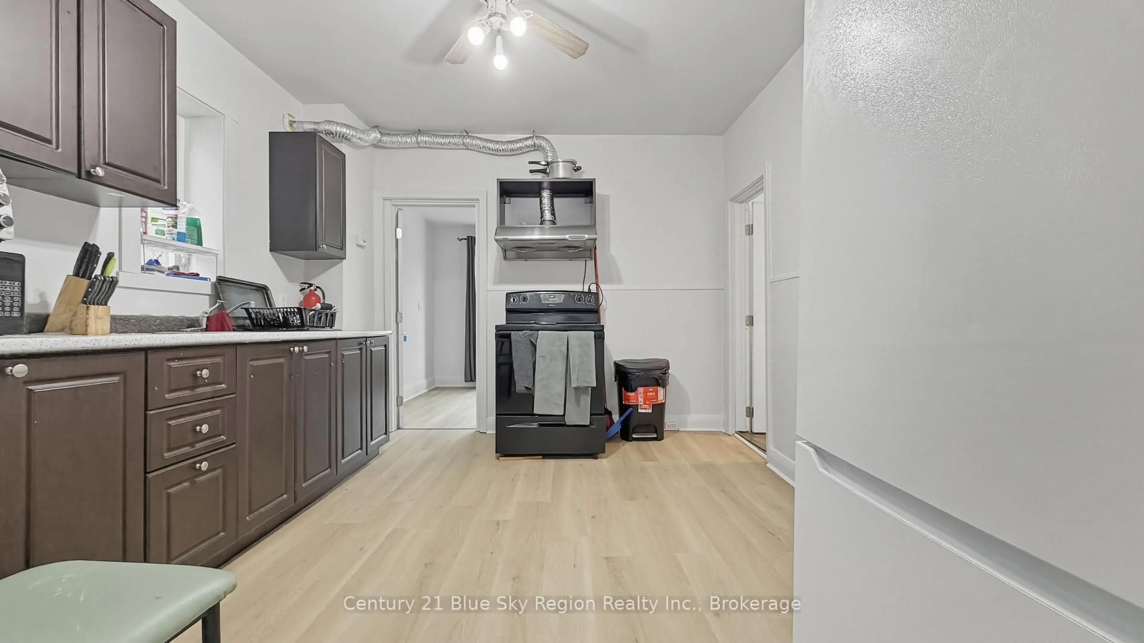 Standard kitchen, unknown for 923 Fraser St, North Bay Ontario P1B 3X7