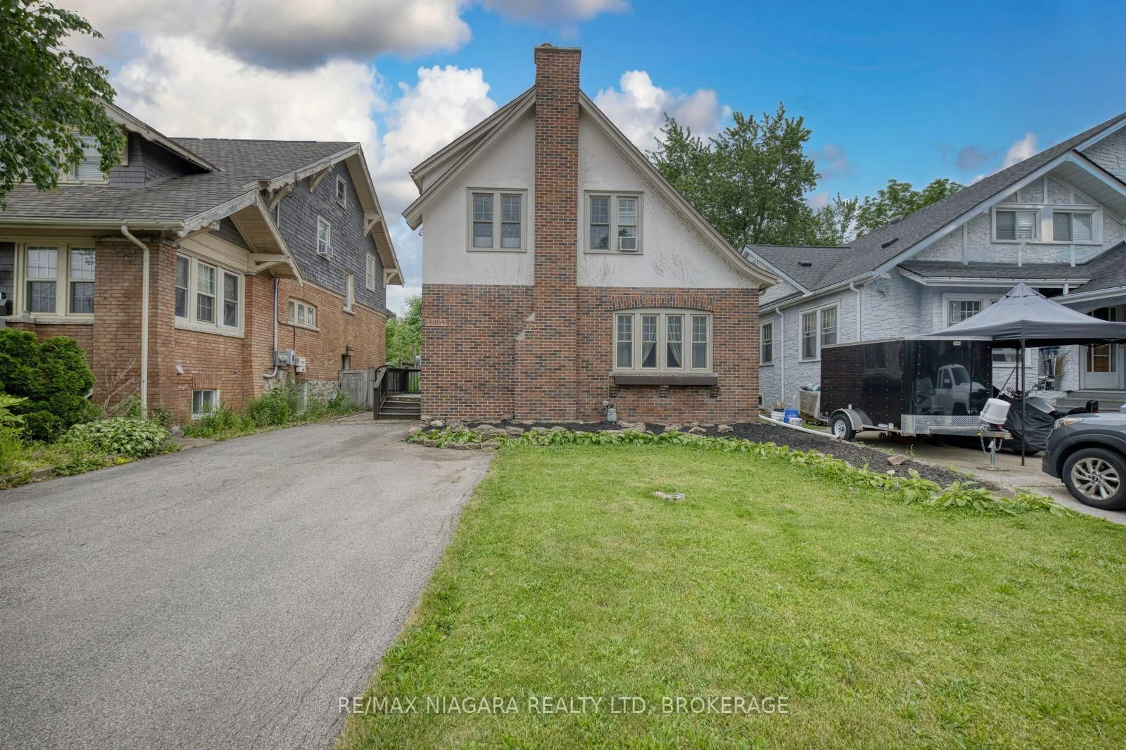 A pic from outside/outdoor area/front of a property/back of a property/a pic from drone, street for 4864 Simcoe St, Niagara Falls Ontario L2E 1V9
