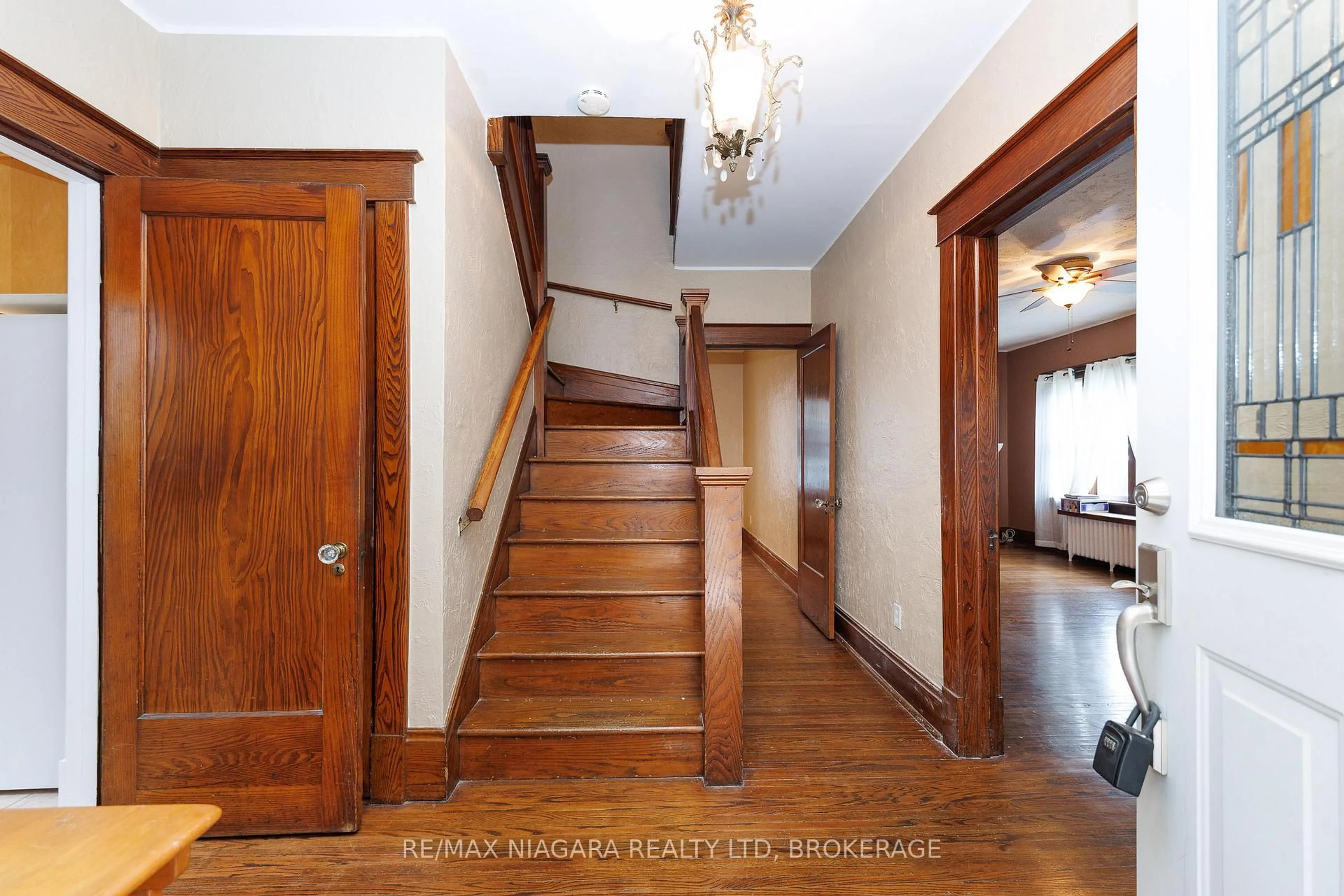 Indoor foyer for 4864 Simcoe St, Niagara Falls Ontario L2E 1V9