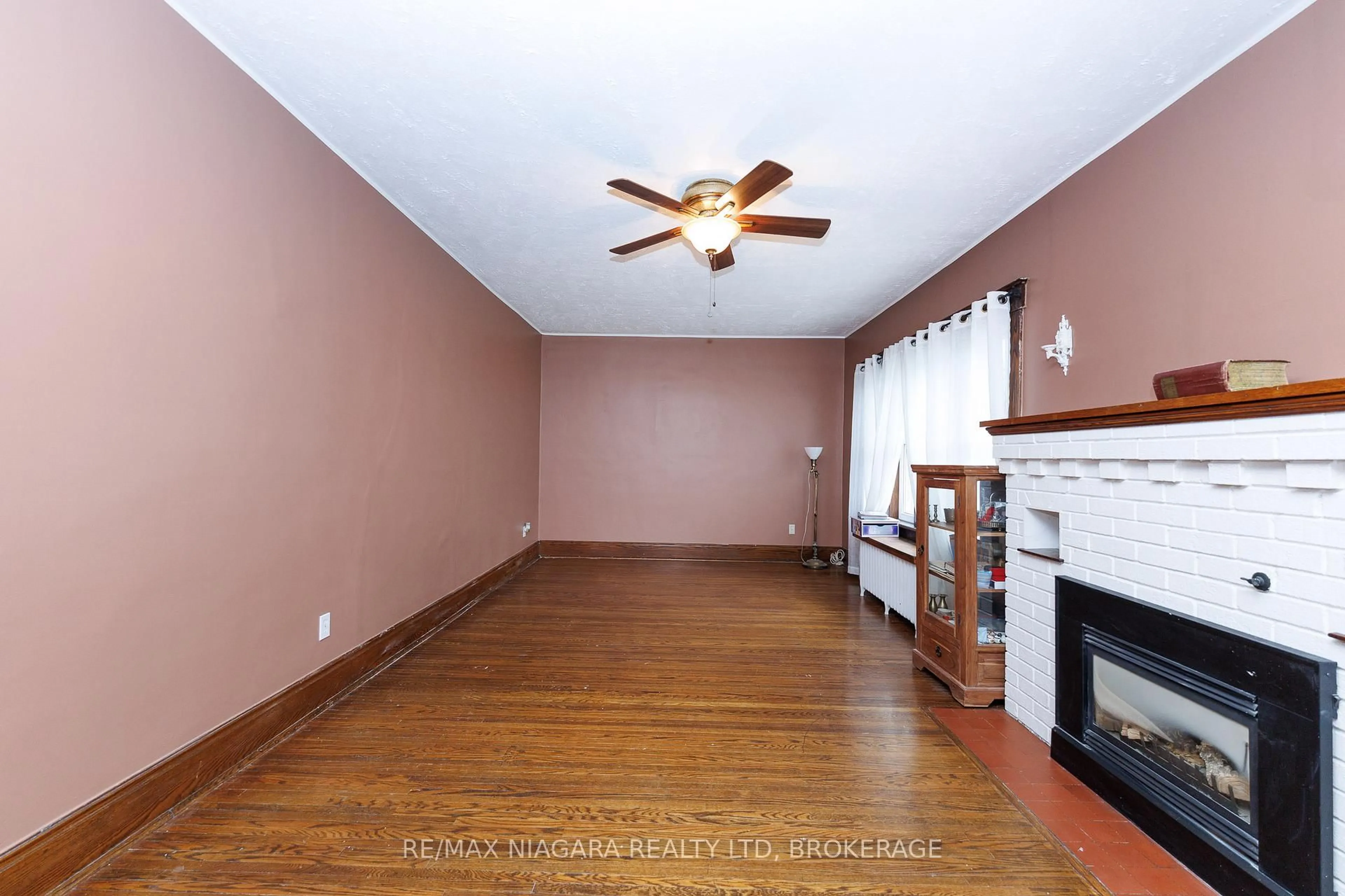 A pic of a room for 4864 Simcoe St, Niagara Falls Ontario L2E 1V9