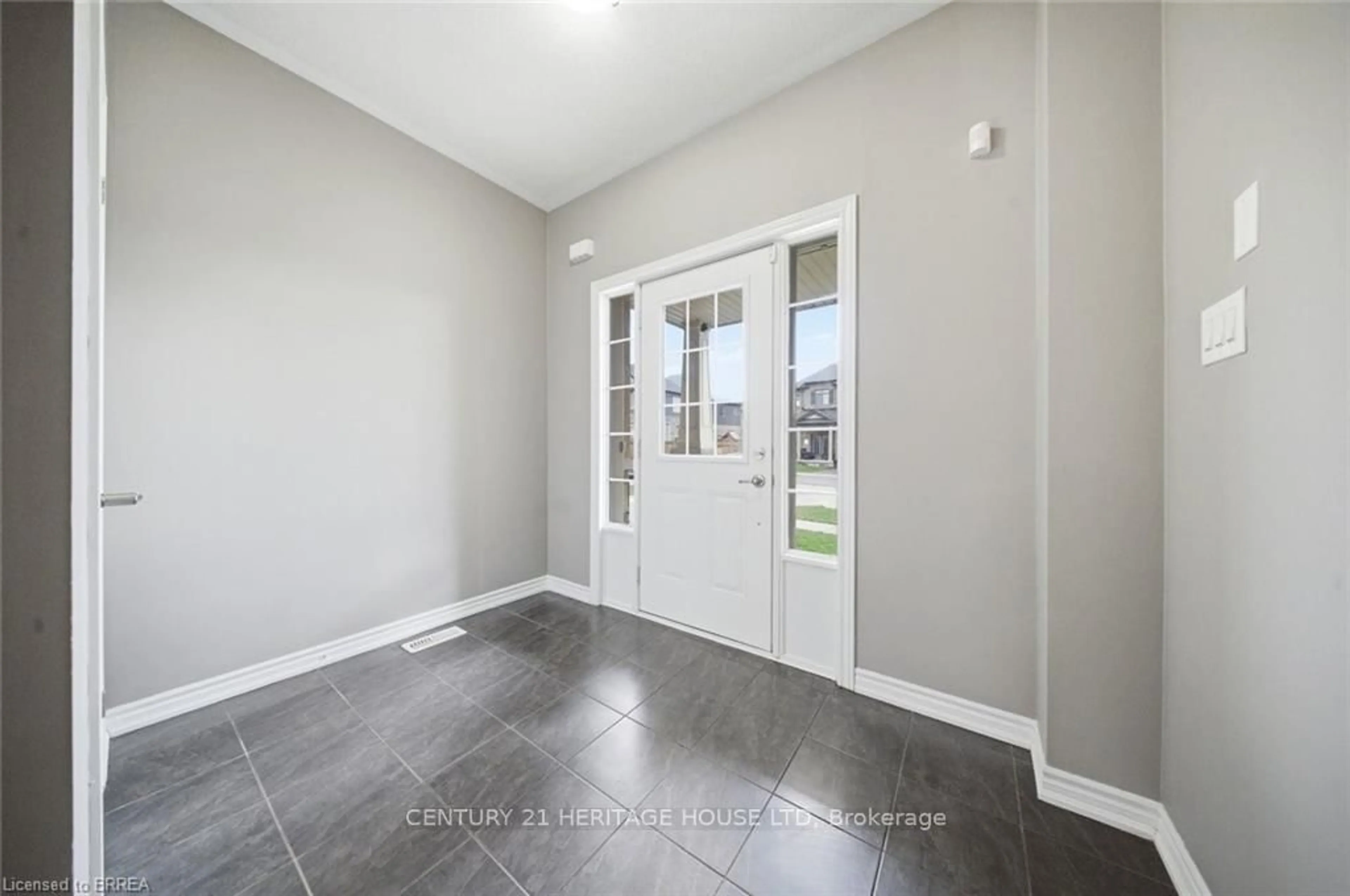 Indoor entryway for 10 Kneale St, Brantford Ontario N3S 0J2