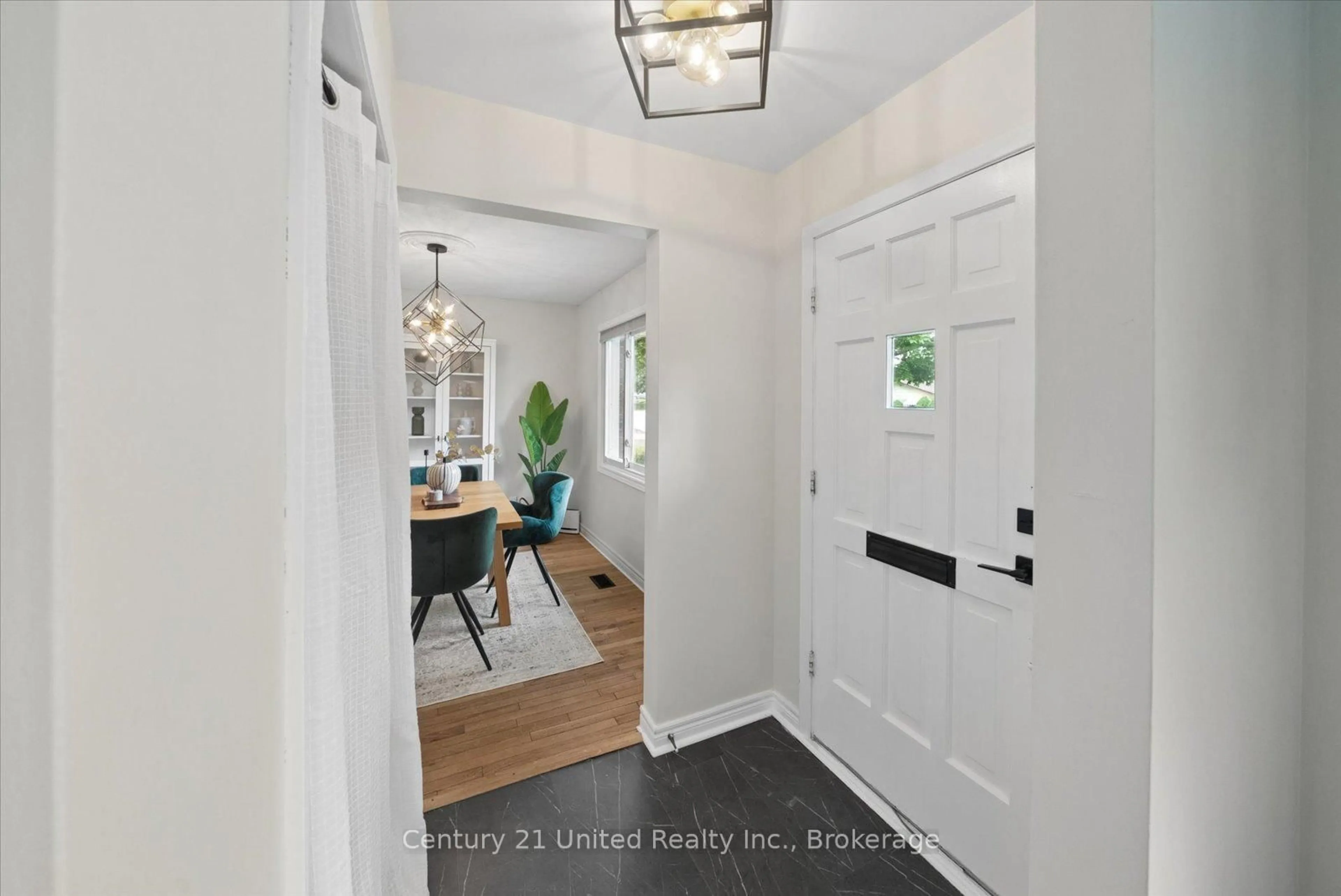 Indoor entryway for 1267 Amundsen Ave, Peterborough Ontario K9H 6T5