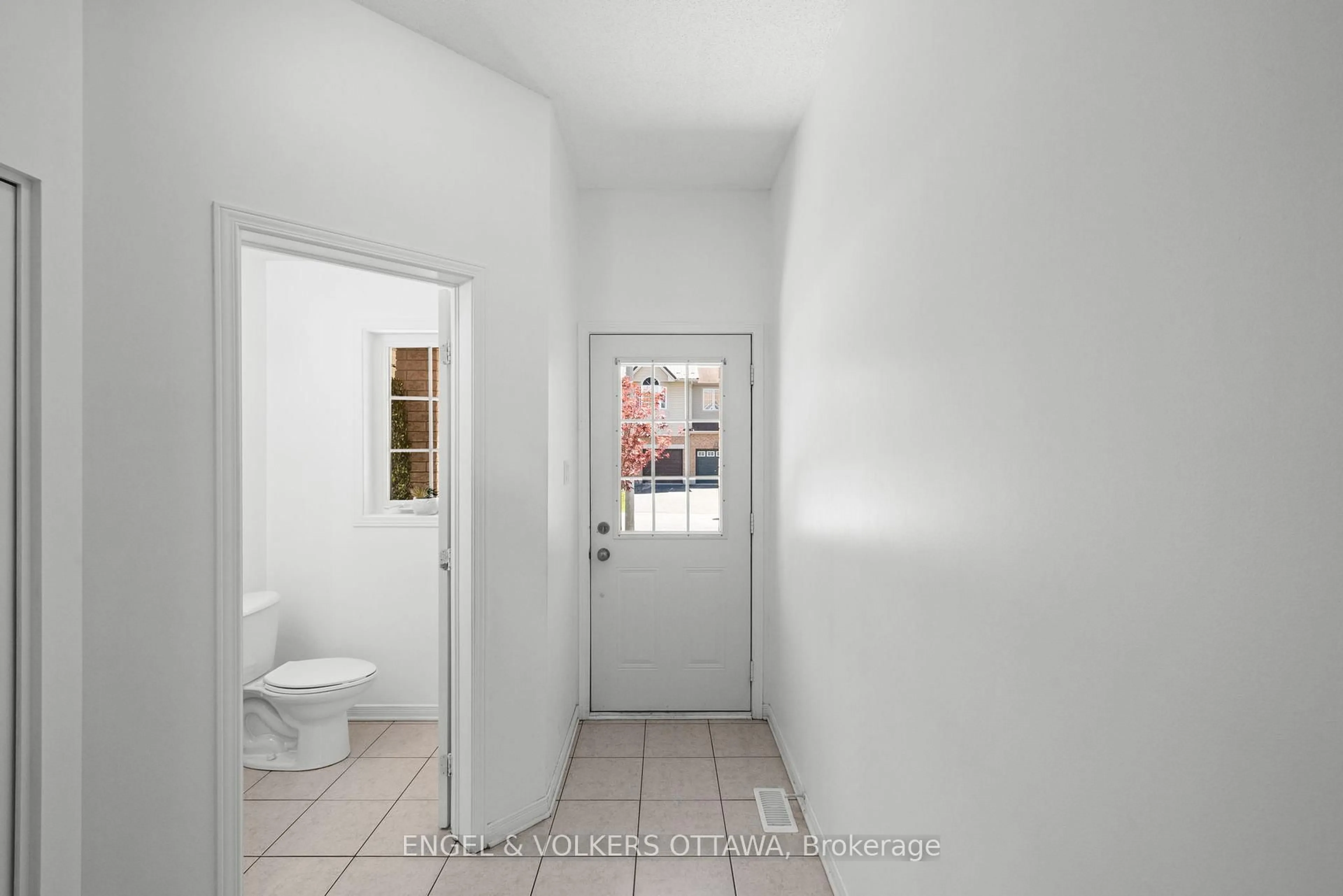 Indoor entryway for 212 Macoun Circ, Ottawa Ontario K1T 0H9