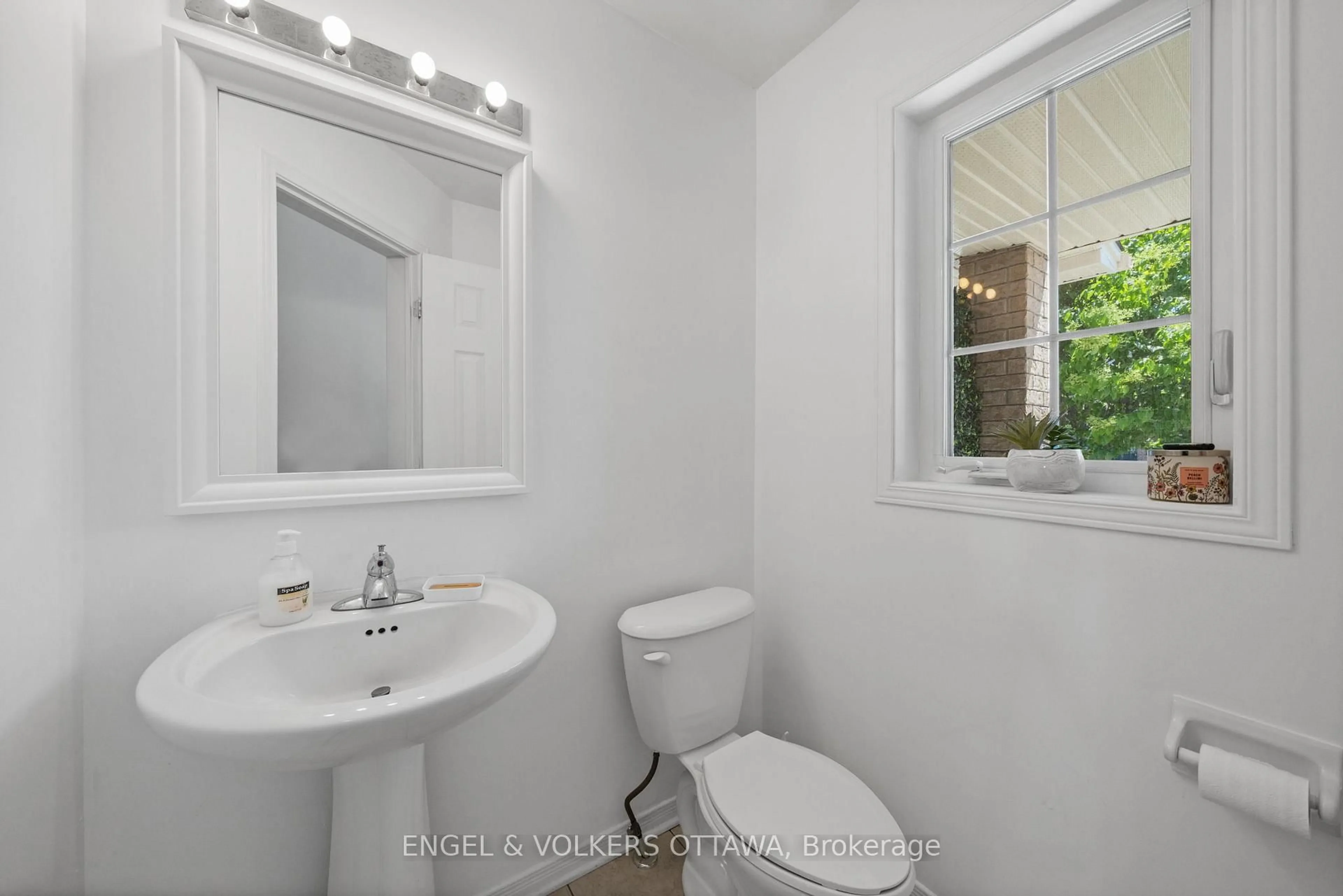 Standard bathroom, ceramic/tile floor for 212 Macoun Circ, Ottawa Ontario K1T 0H9