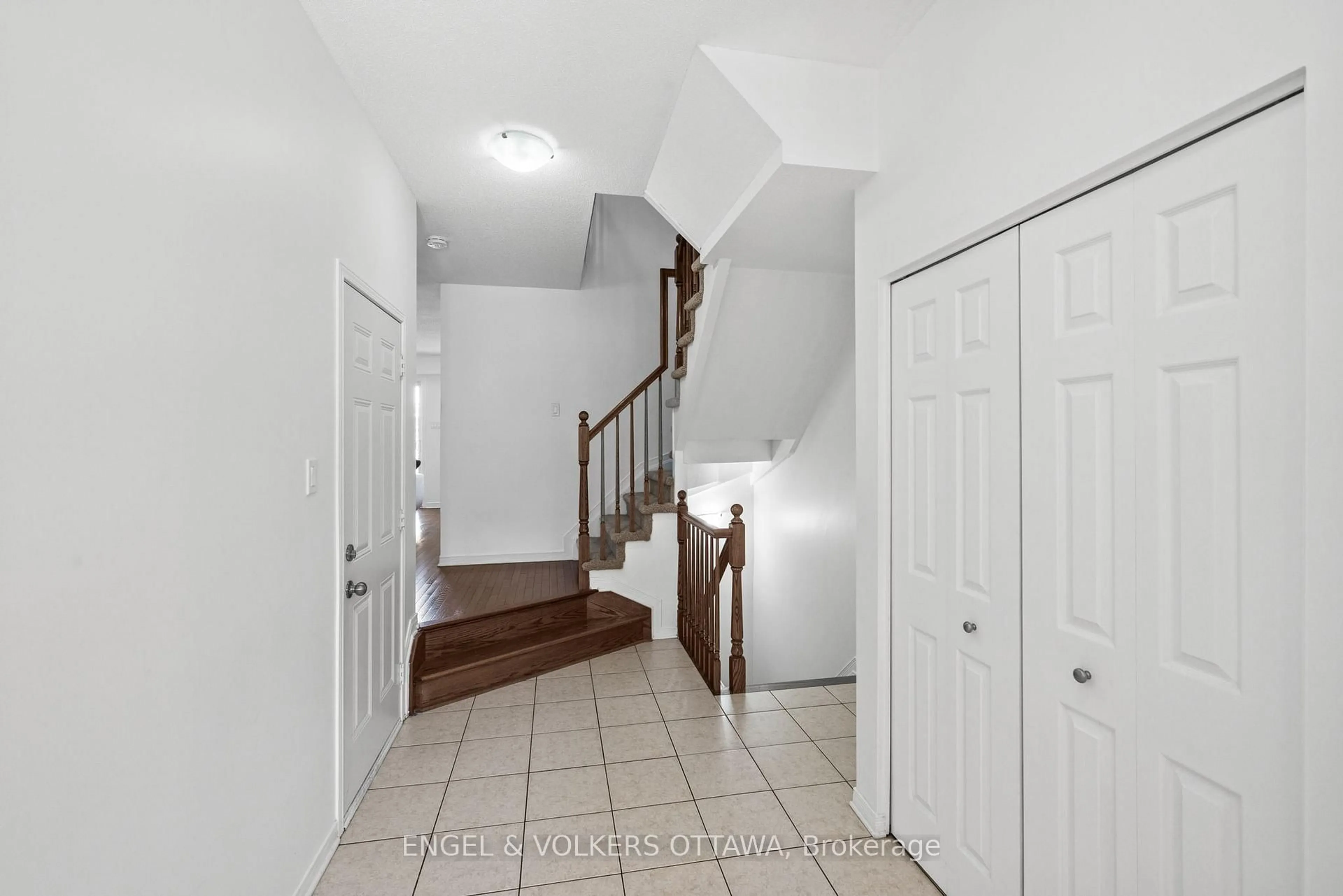 Indoor foyer for 212 Macoun Circ, Ottawa Ontario K1T 0H9