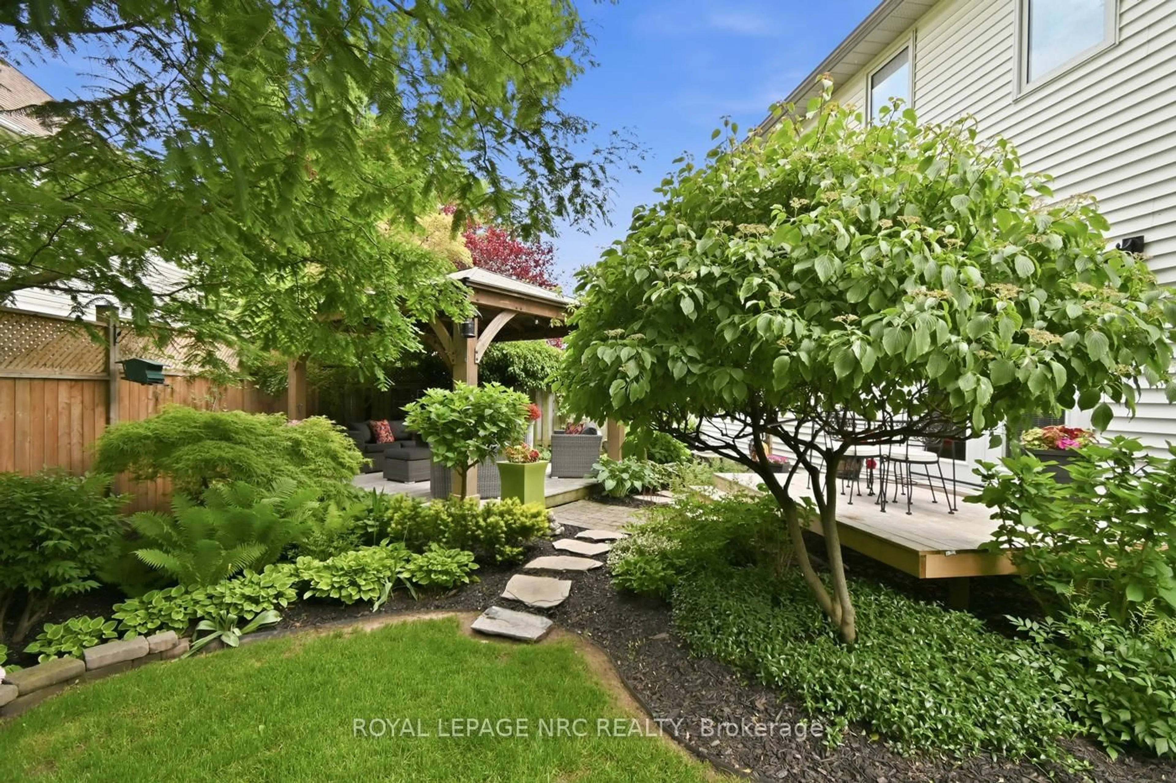 Patio, street for 15 Brigantine Crt, St. Catharines Ontario L2M 7V4