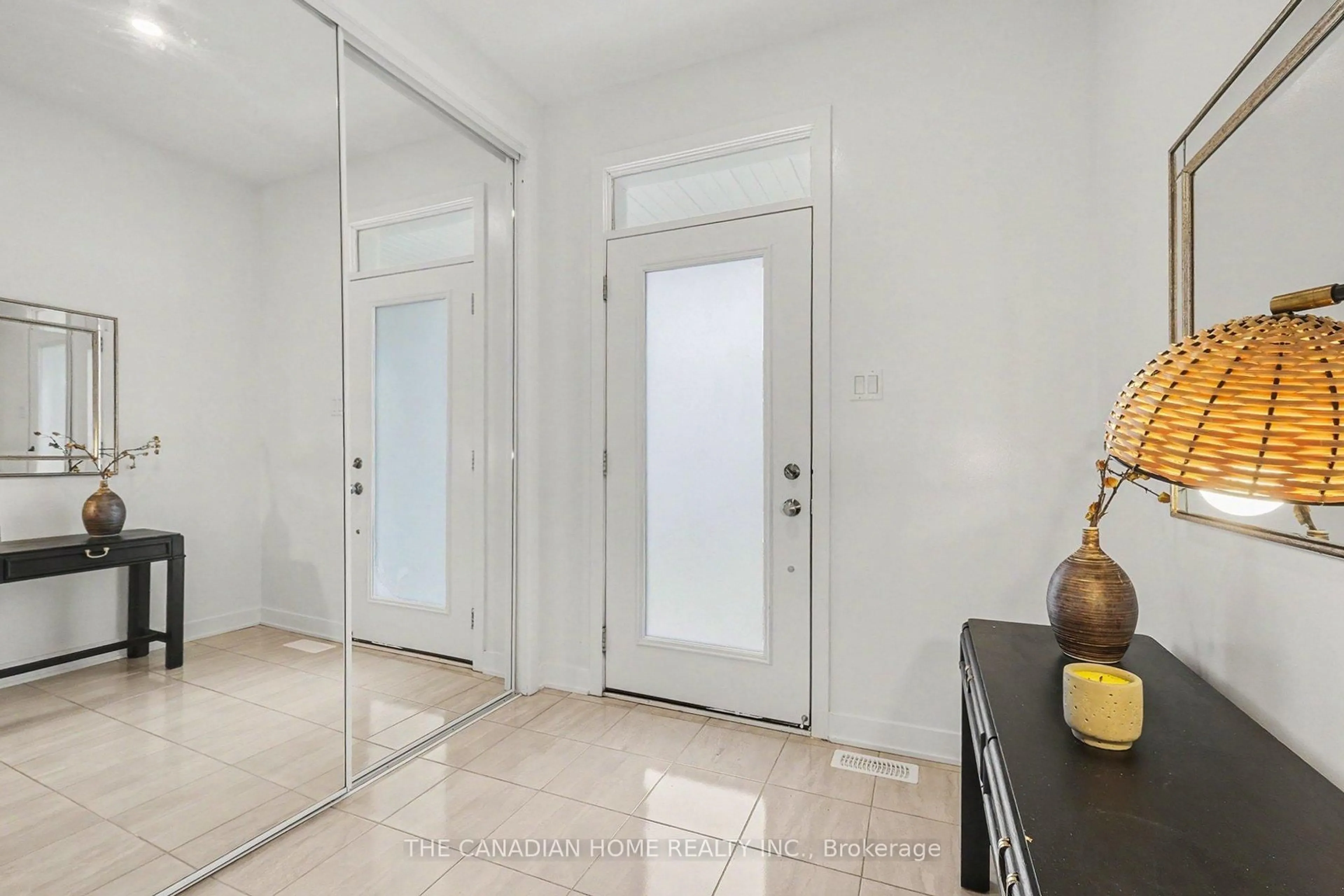 Indoor entryway for 657 Terrier Circ, Richmond Ontario K0A 2Z0