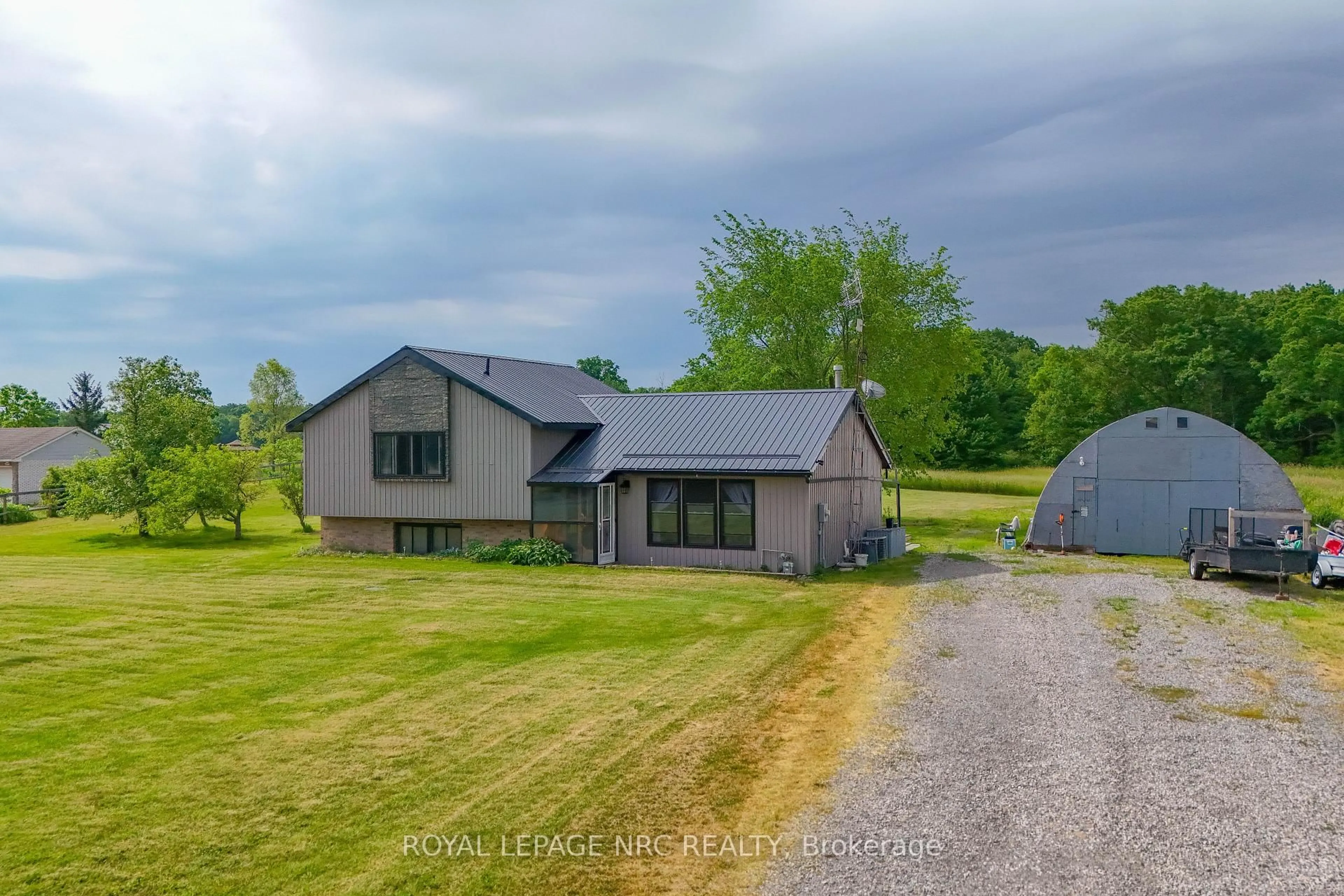 A pic from outside/outdoor area/front of a property/back of a property/a pic from drone, unknown for 8010 Silver St, West Lincoln Ontario L0R 1E0