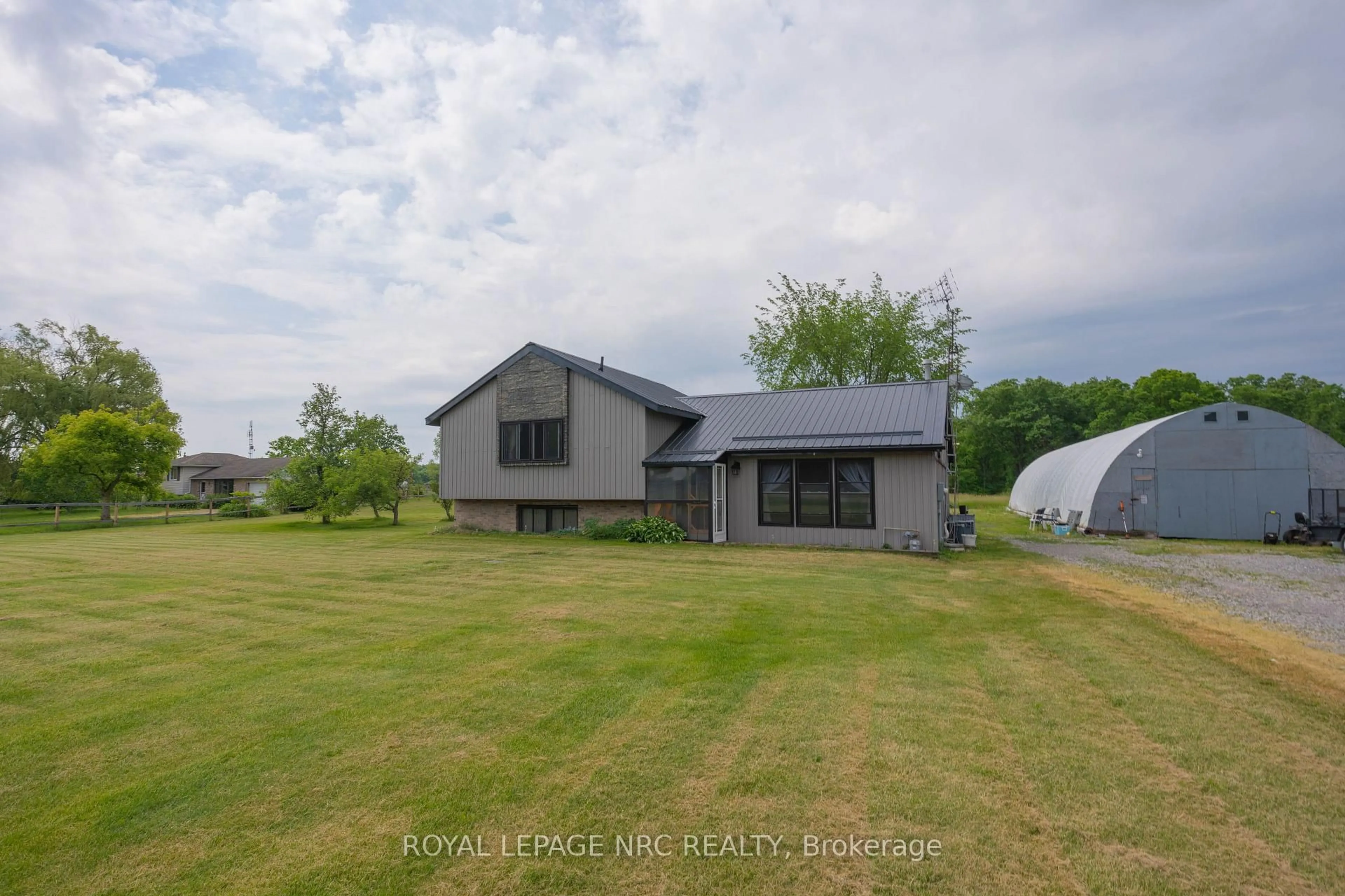 A pic from outside/outdoor area/front of a property/back of a property/a pic from drone, unknown for 8010 Silver St, West Lincoln Ontario L0R 1E0