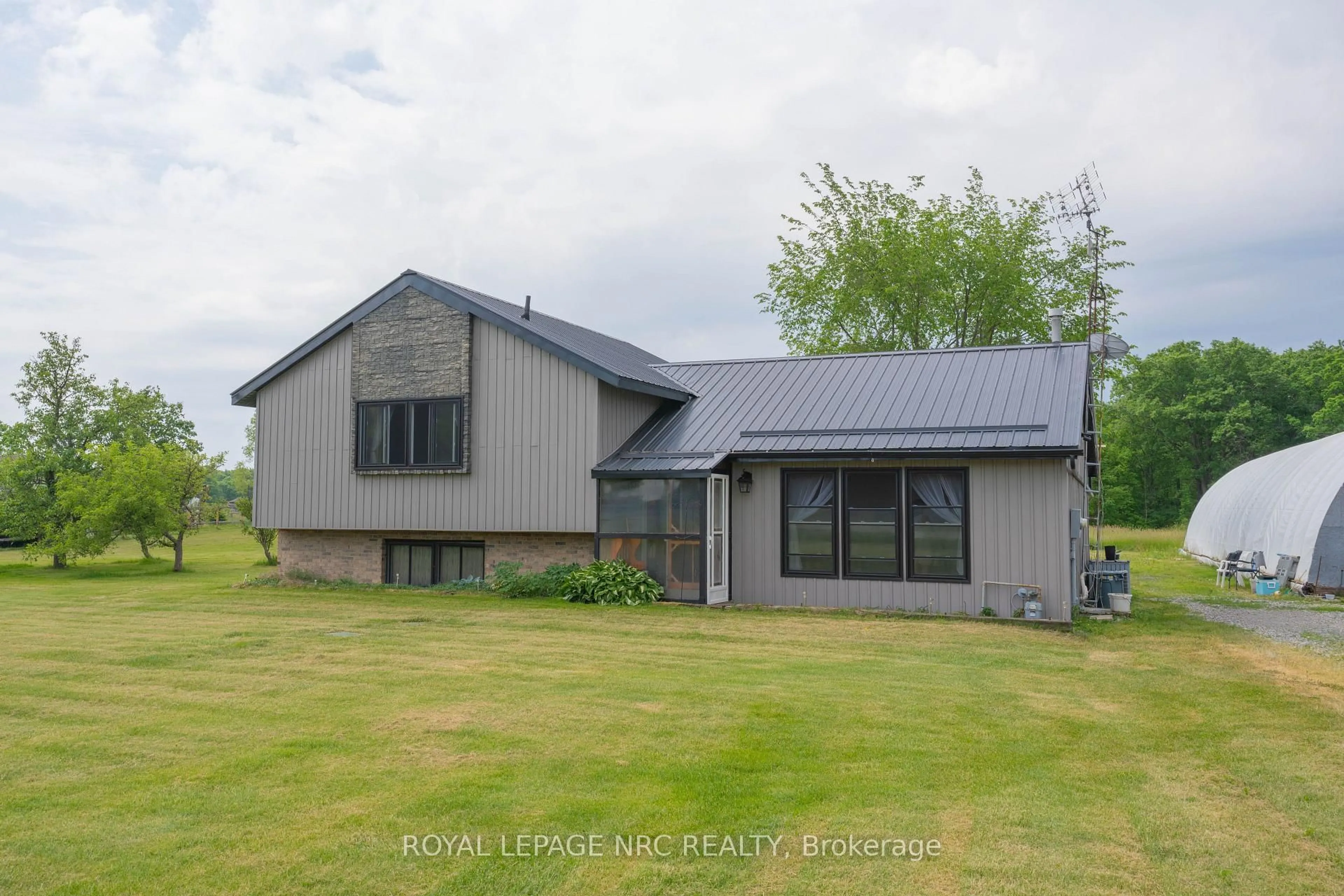 A pic from outside/outdoor area/front of a property/back of a property/a pic from drone, building for 8010 Silver St, West Lincoln Ontario L0R 1E0