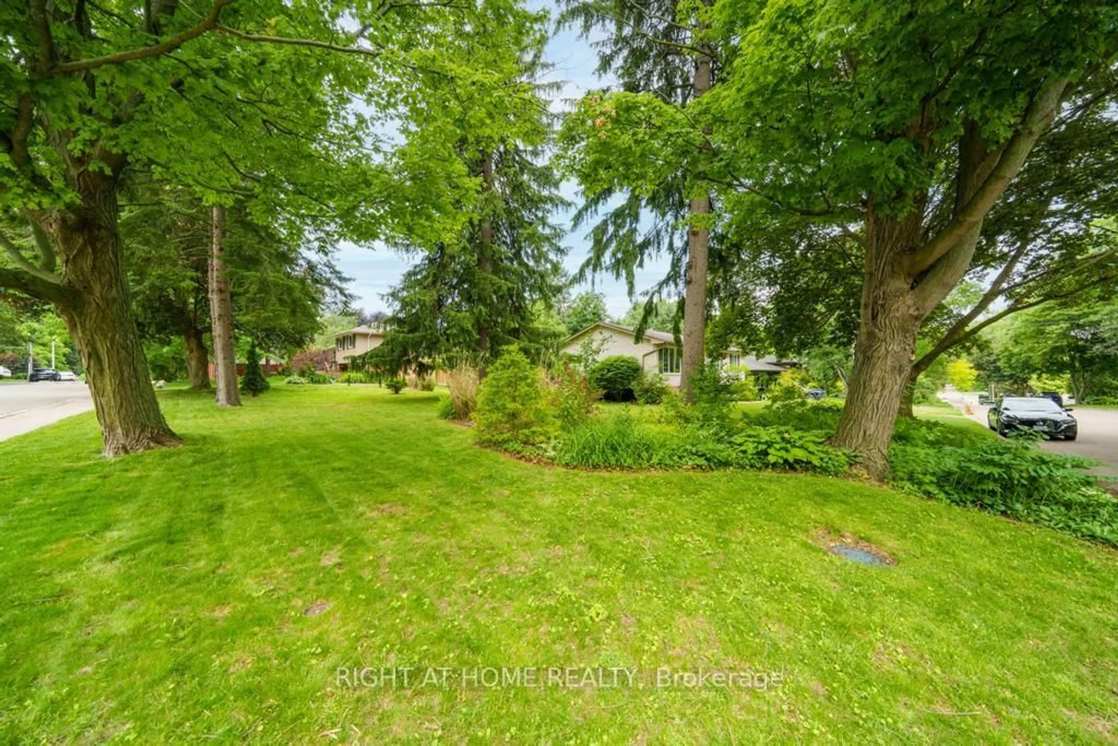 A pic from outside/outdoor area/front of a property/back of a property/a pic from drone, forest/trees view for 306 Appleby Rd, Hamilton Ontario L9G 2V7