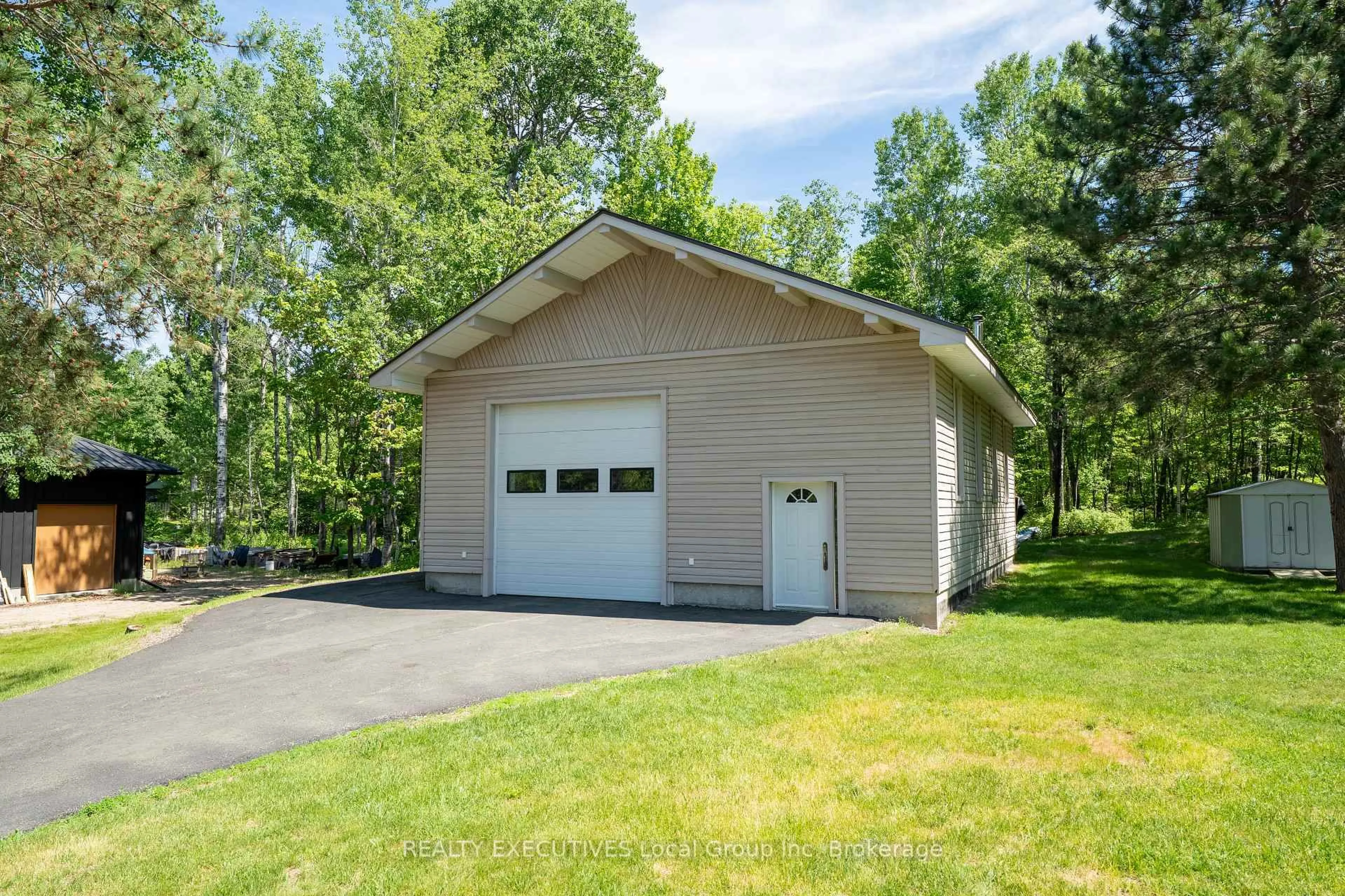 Indoor garage for 190 Mirimishi Rd, East Ferris Ontario P0H 1K0