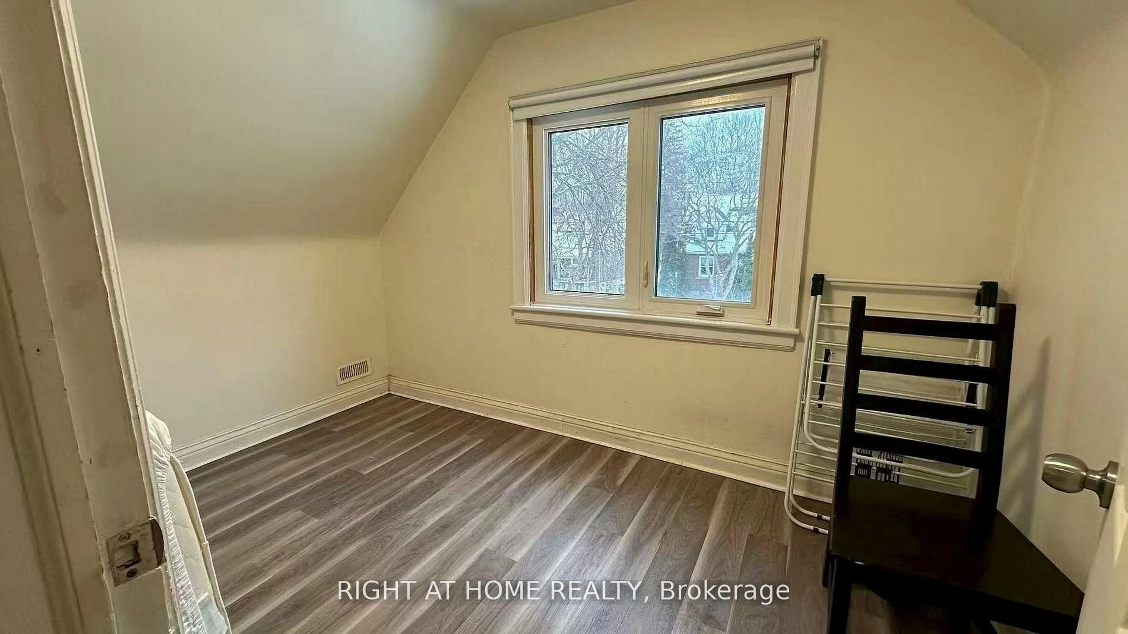 A pic of a room for 148 Haddon Ave, Hamilton Ontario L8S 1X8