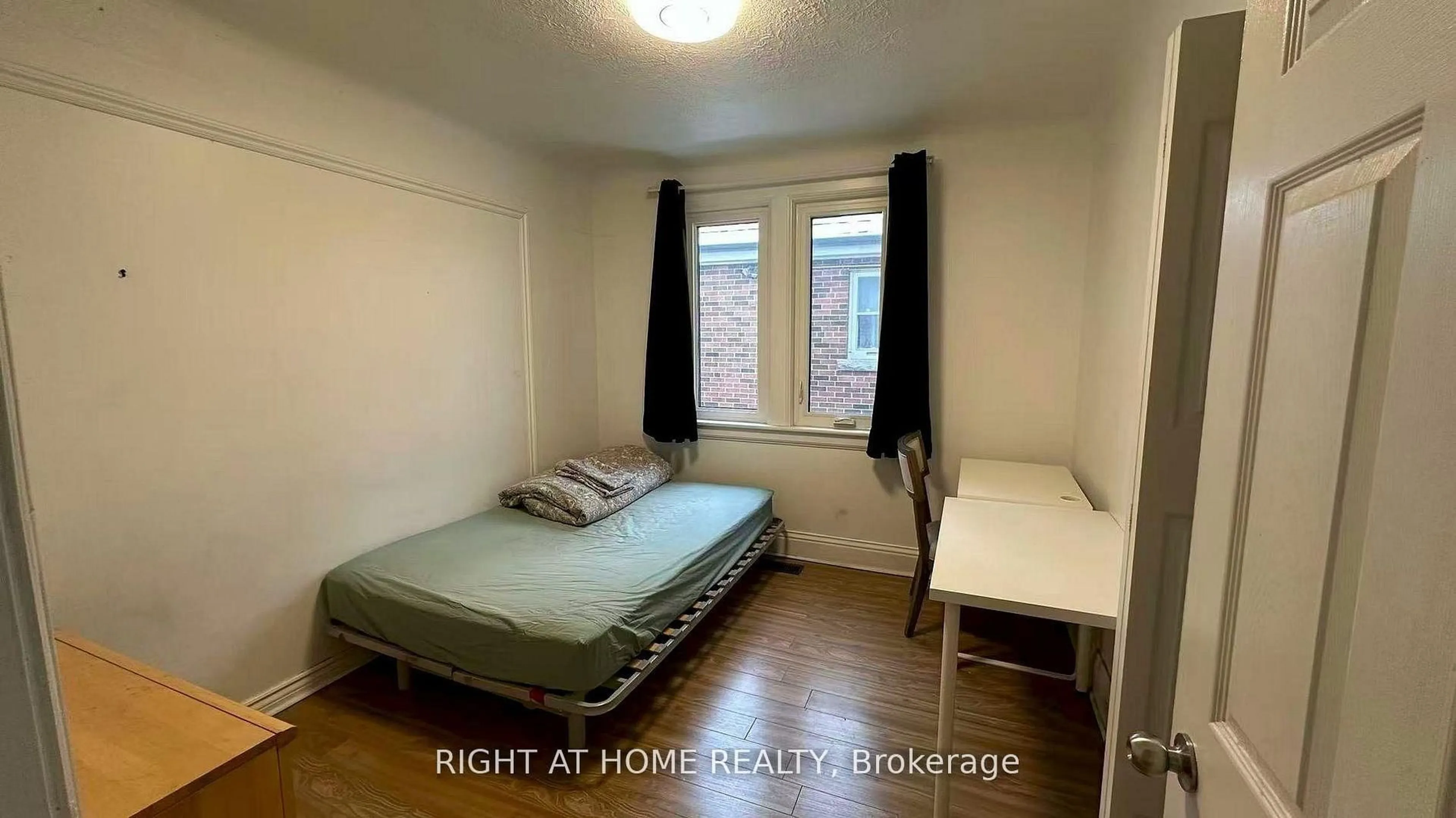 A pic of a room for 148 Haddon Ave, Hamilton Ontario L8S 1X8