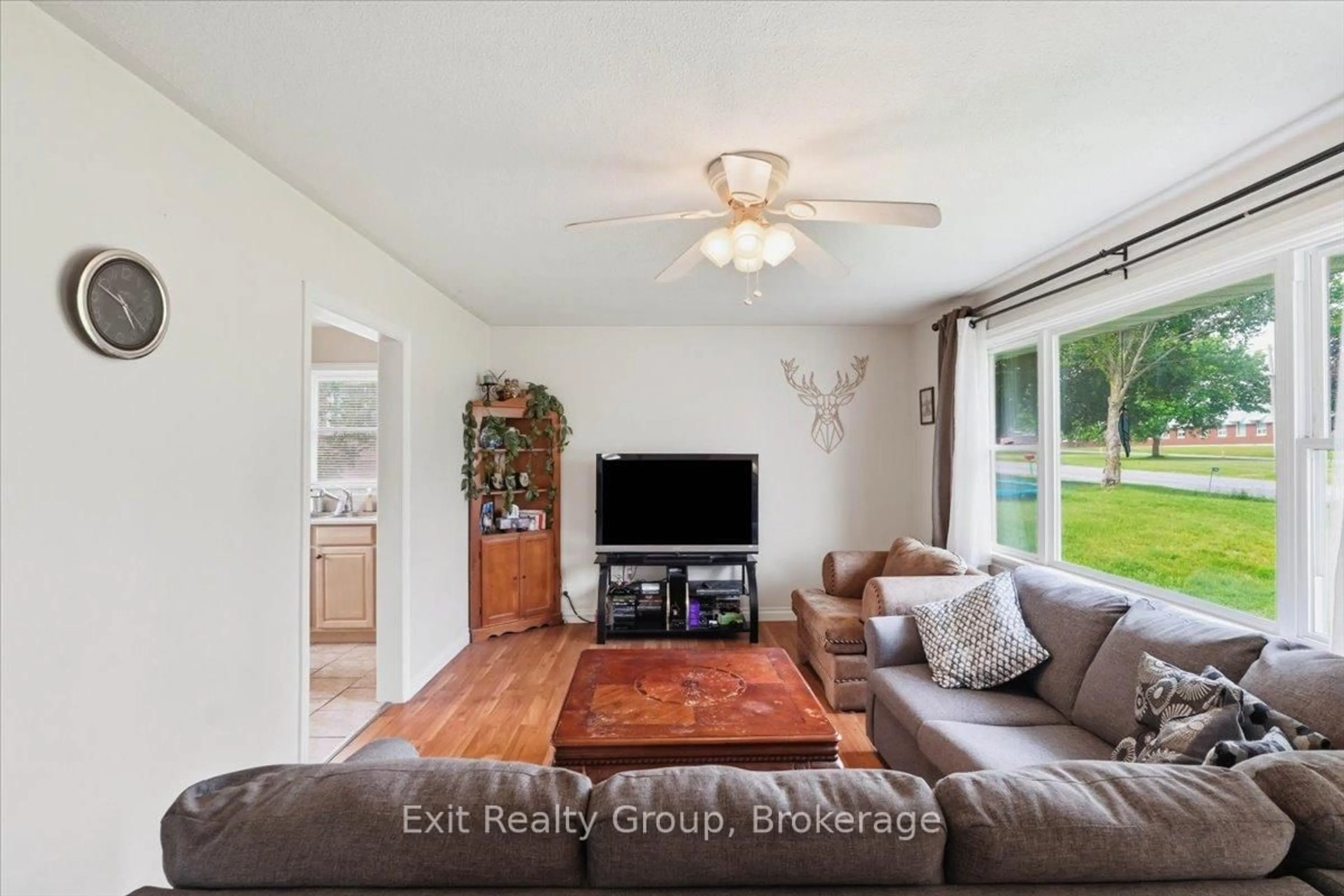 Living room with furniture, unknown for 109 Aikins Rd, Quinte West Ontario K8N 4Z2
