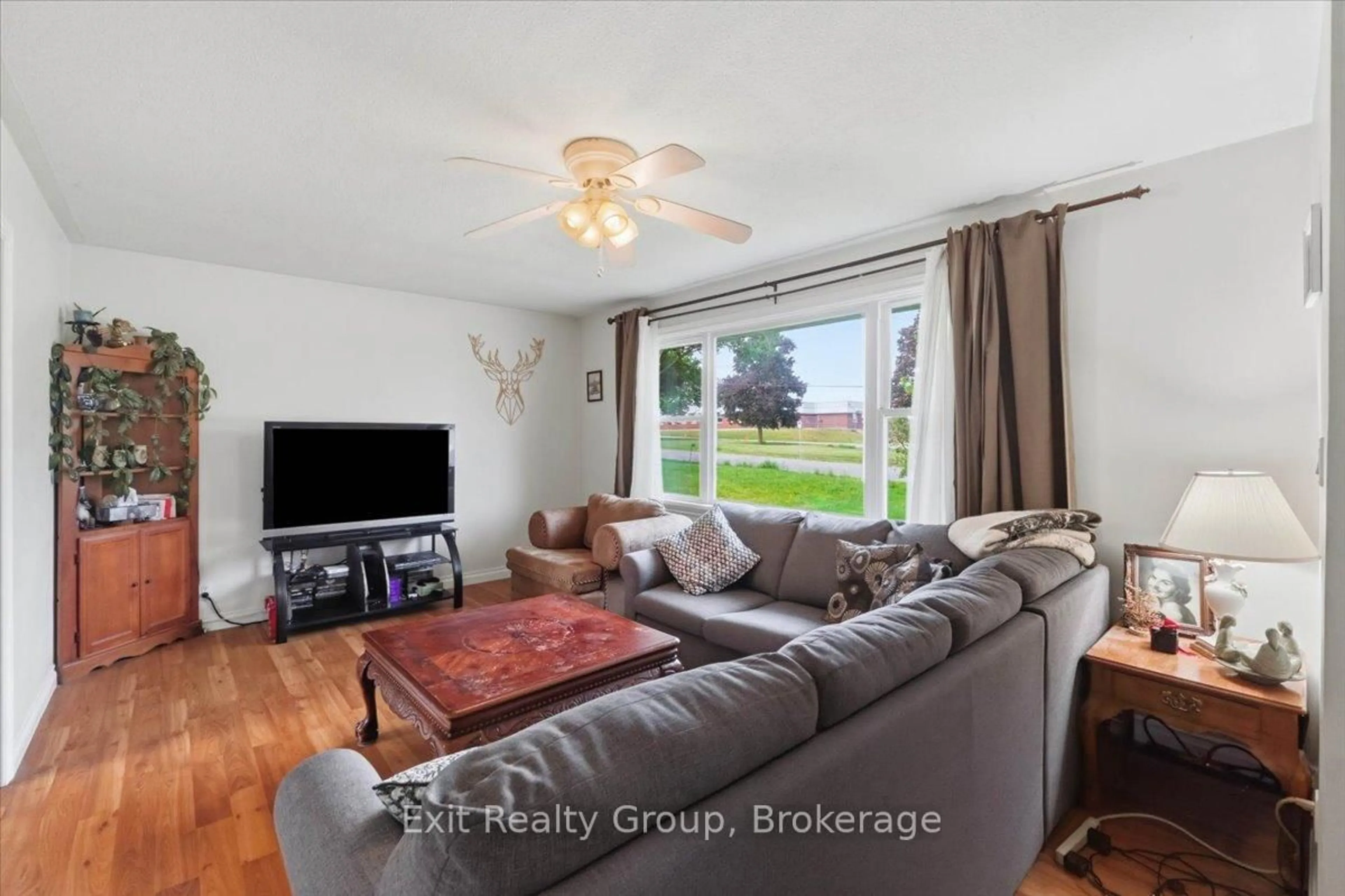 Living room with furniture, unknown for 109 Aikins Rd, Quinte West Ontario K8N 4Z2