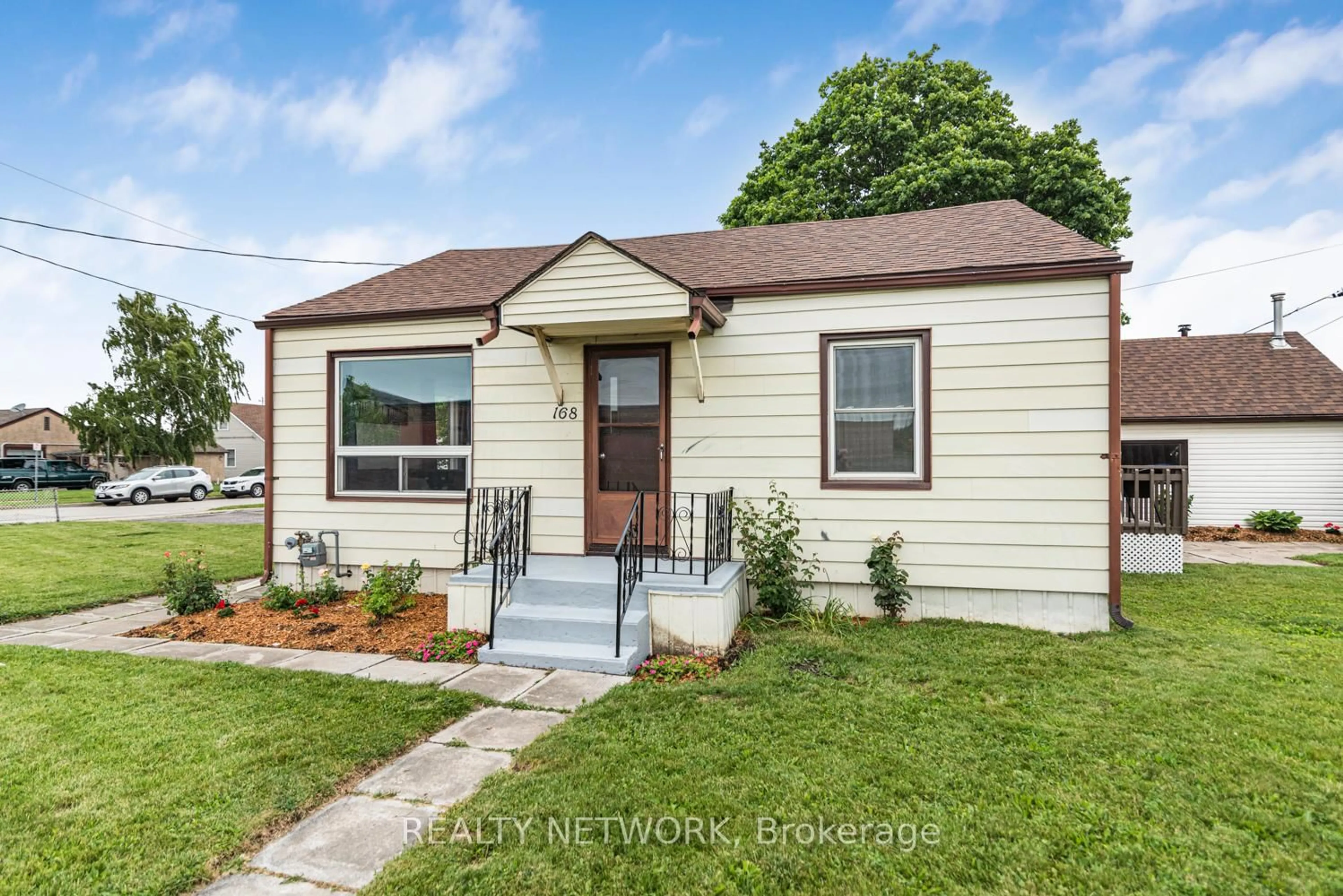 Home with vinyl exterior material, street for 168 Berryman Ave, St. Catharines Ontario L2R 3X1
