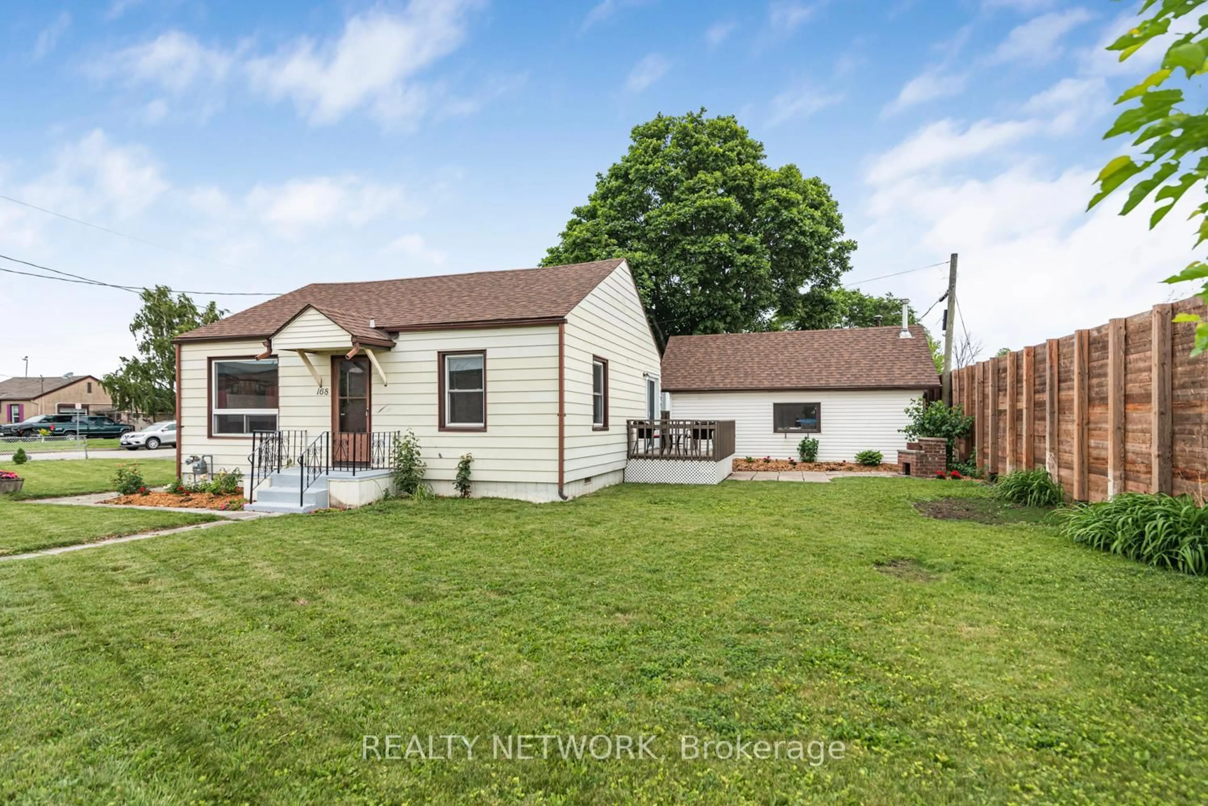 A pic from outside/outdoor area/front of a property/back of a property/a pic from drone, street for 168 Berryman Ave, St. Catharines Ontario L2R 3X1
