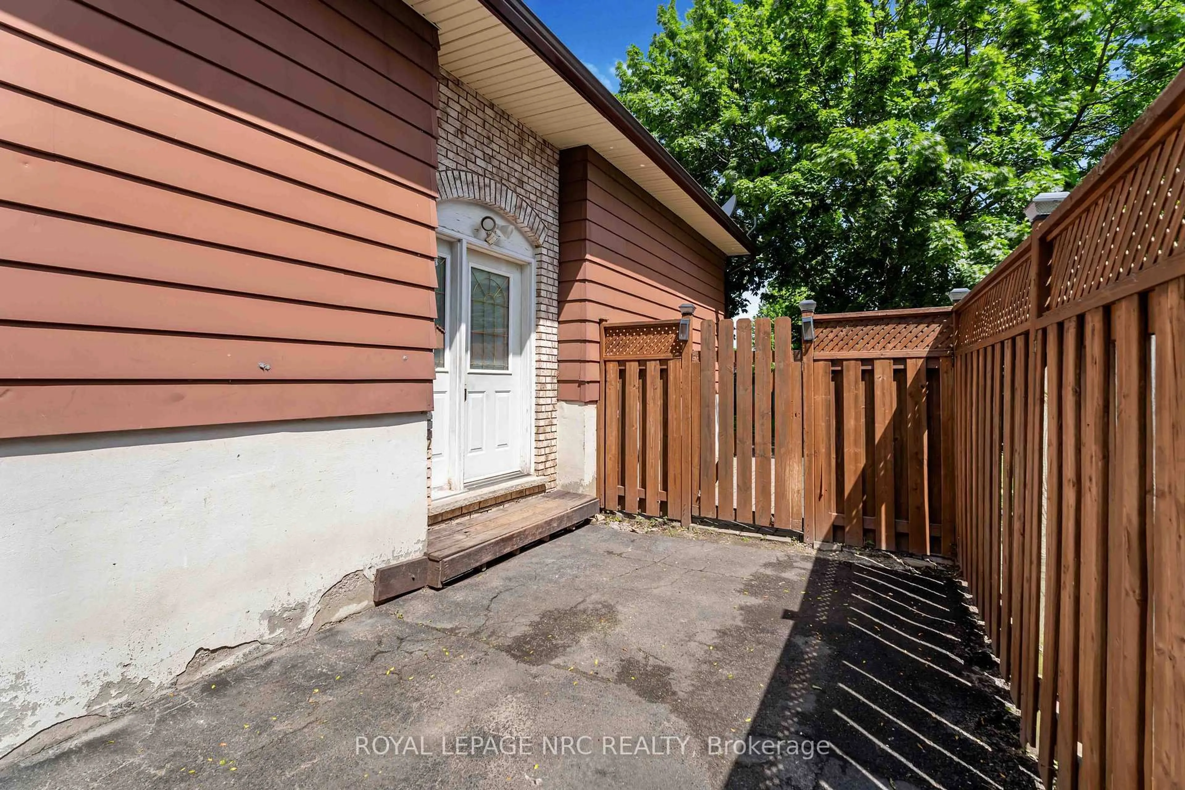 Patio, street for 6583 Harmony Ave, Niagara Falls Ontario L2H 1Z3