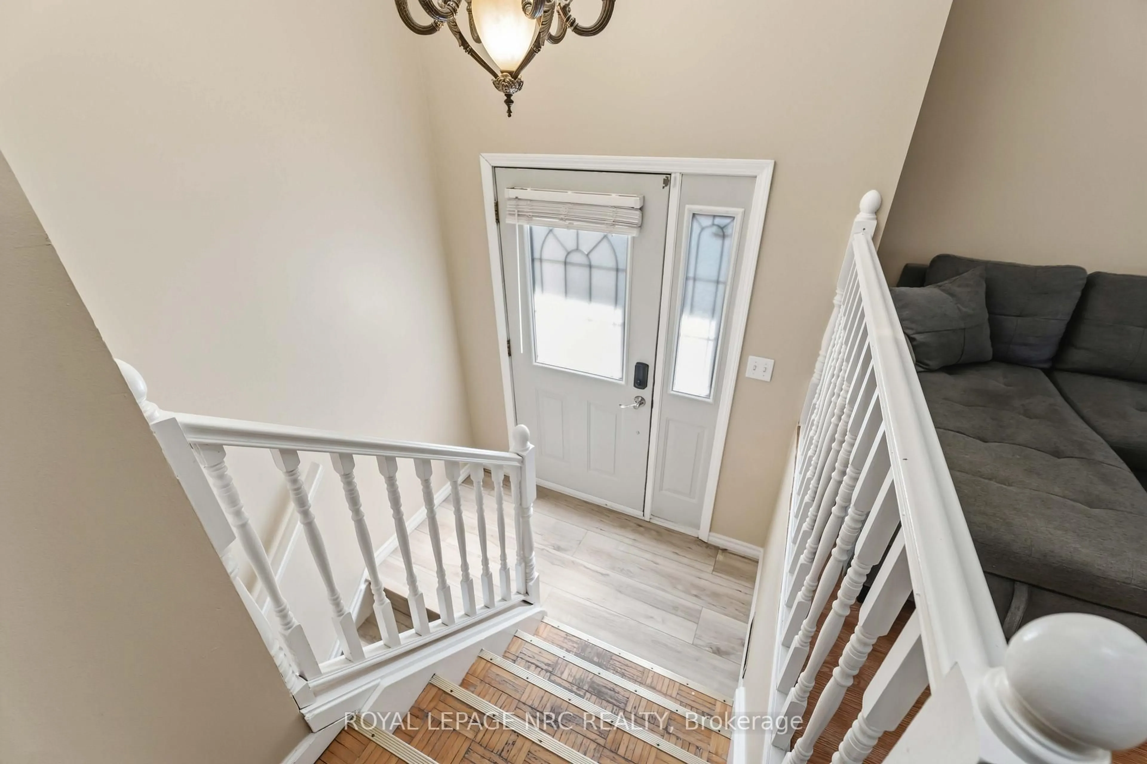Indoor entryway for 6583 Harmony Ave, Niagara Falls Ontario L2H 1Z3