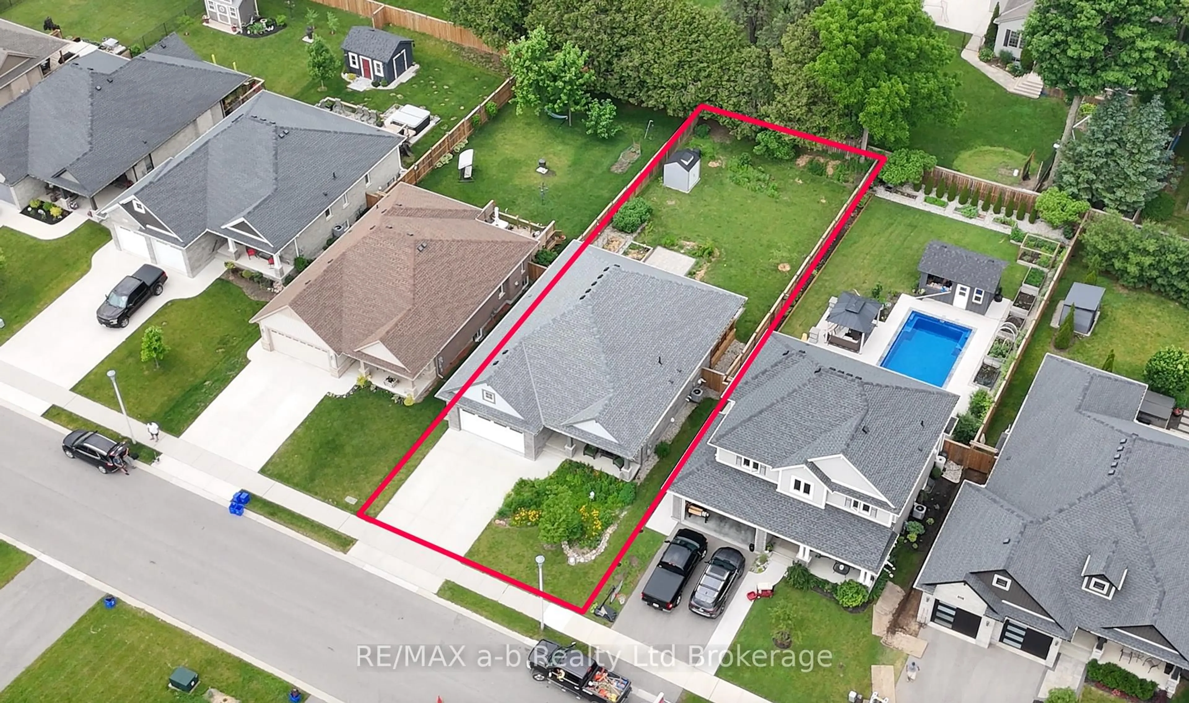 A pic from outside/outdoor area/front of a property/back of a property/a pic from drone, street for 231 Wilson Ave, Tillsonburg Ontario N4G 0H4