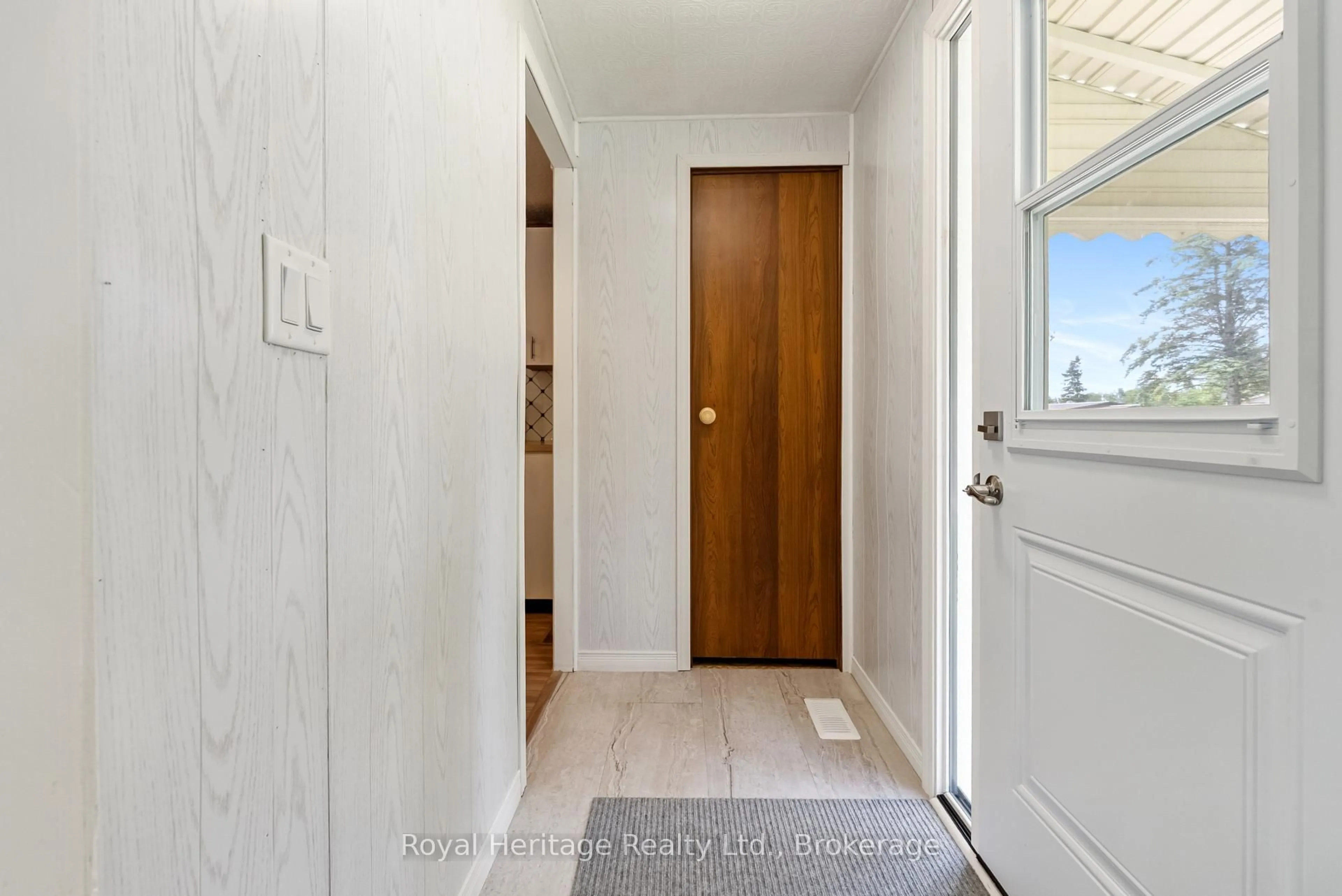 Indoor entryway for 17 Circle Dr, Kawartha Lakes Ontario K9V 0H7