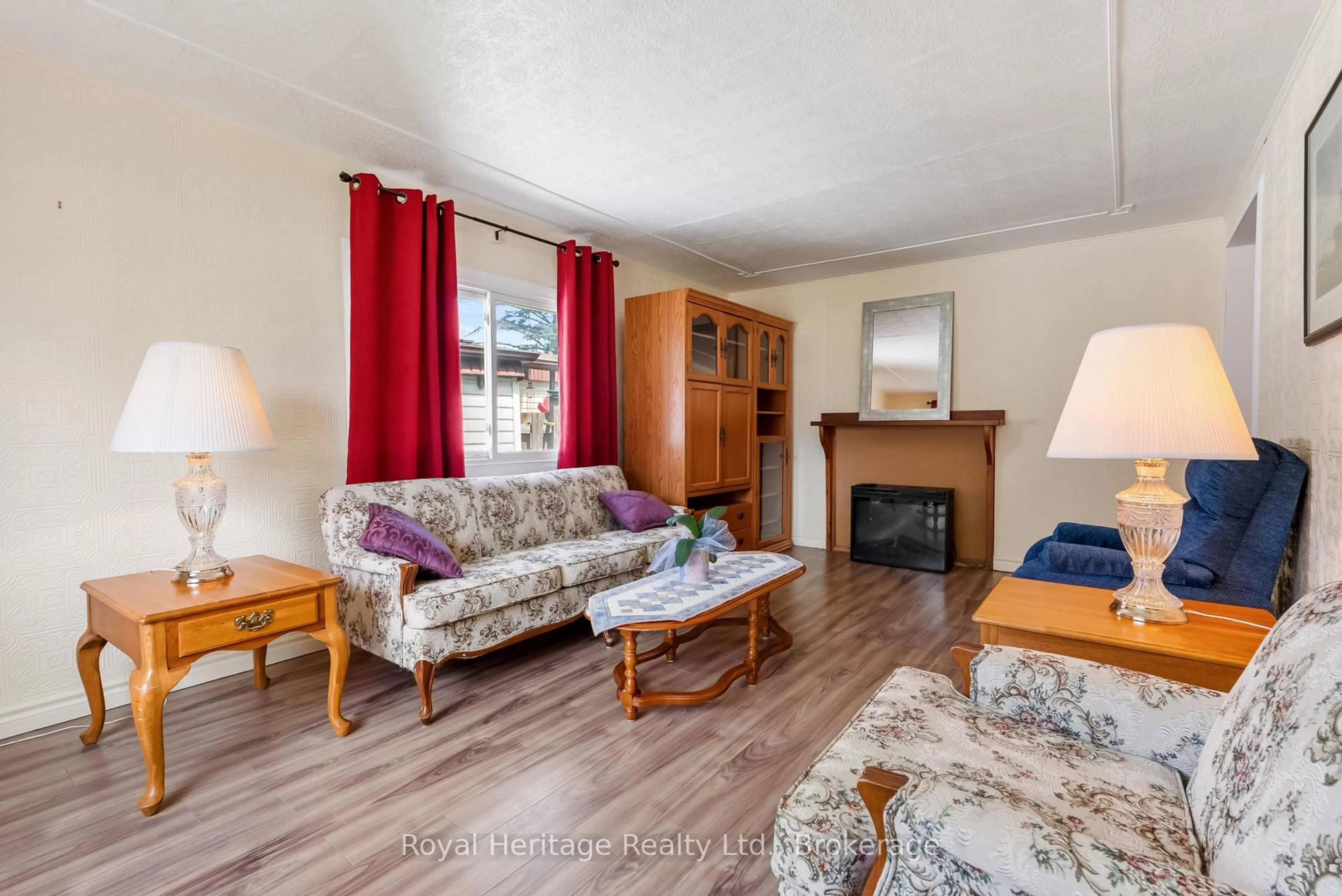 Living room with furniture, wood/laminate floor for 17 Circle Dr, Kawartha Lakes Ontario K9V 0H7