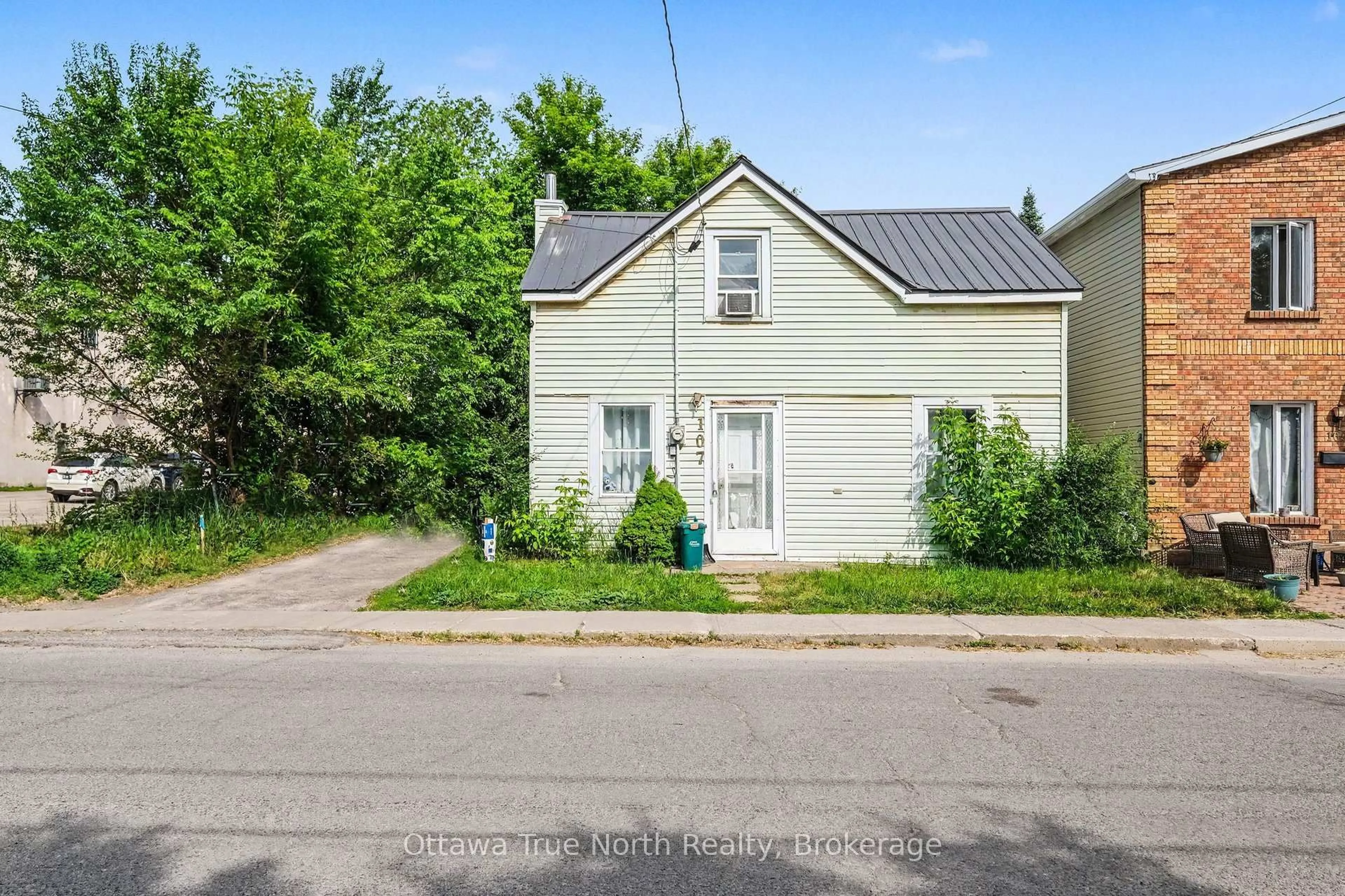 A pic from outside/outdoor area/front of a property/back of a property/a pic from drone, street for 107 Oxford St, North Grenville Ontario K0G 1J0