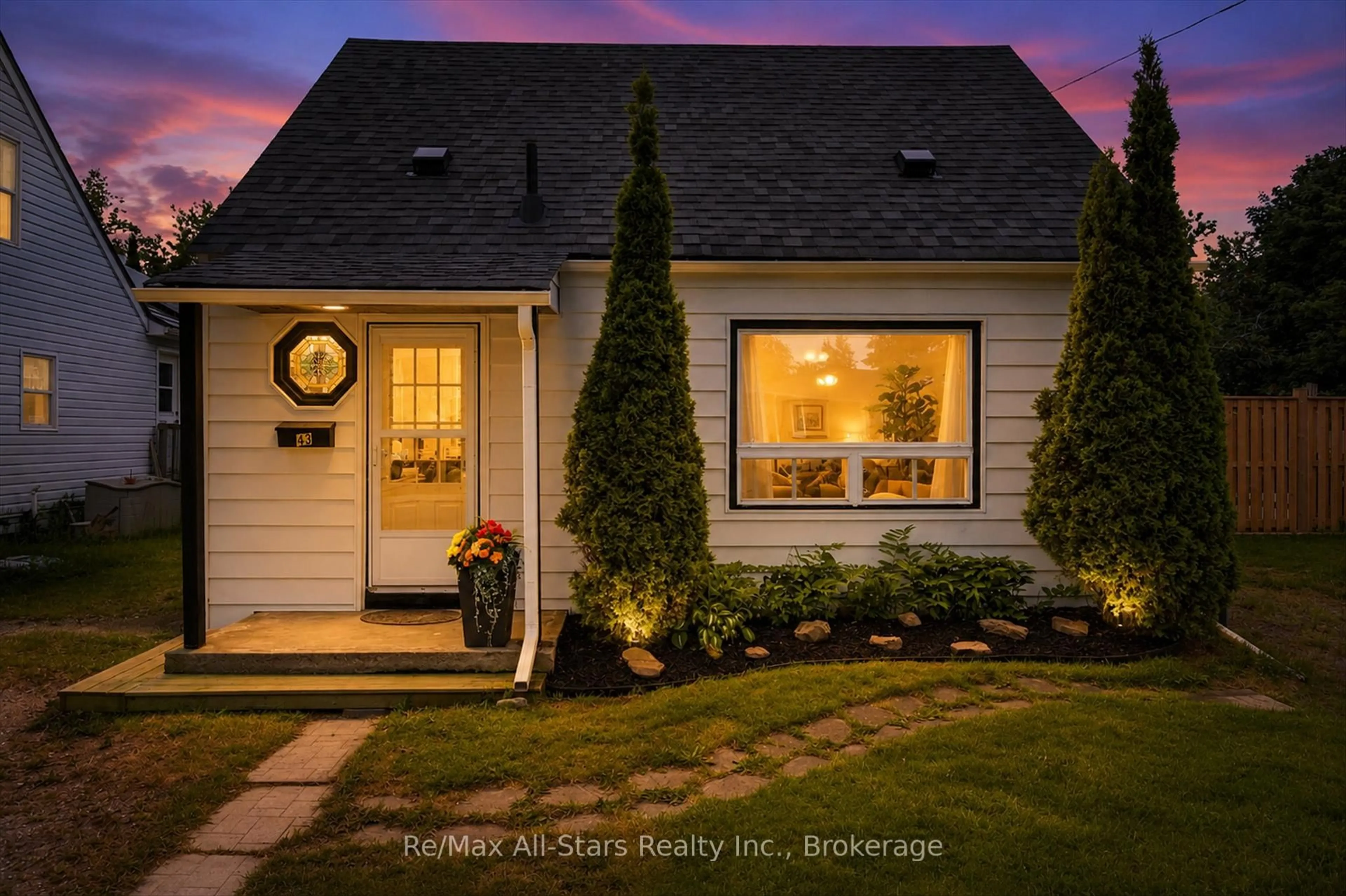 Indoor entryway for 43 Melbourne St, Kawartha Lakes Ontario K9V 1X8