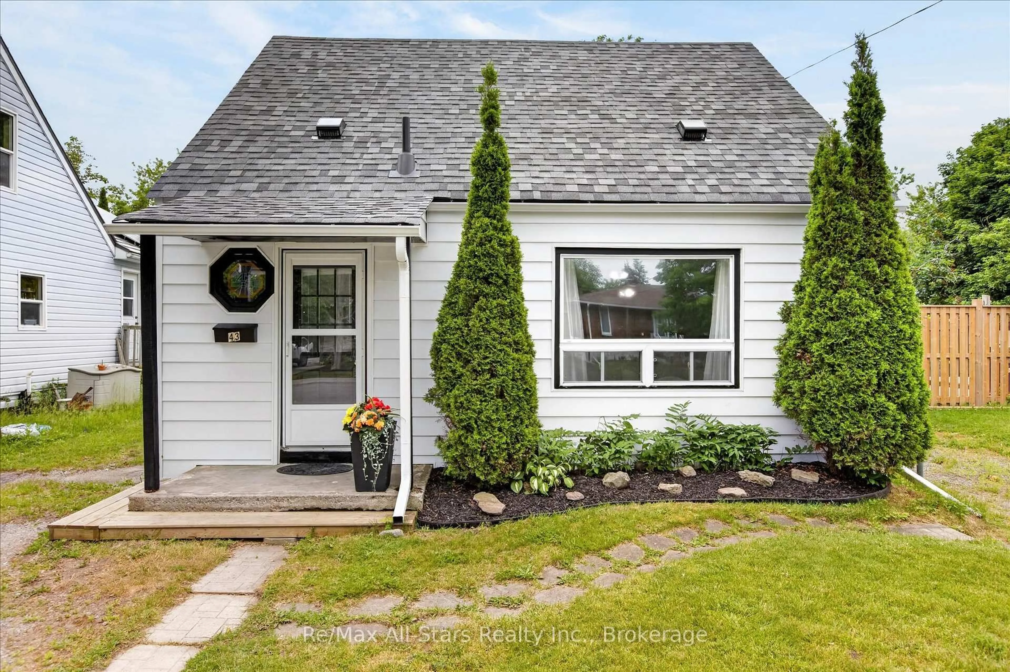 Home with vinyl exterior material, street for 43 Melbourne St, Kawartha Lakes Ontario K9V 1X8