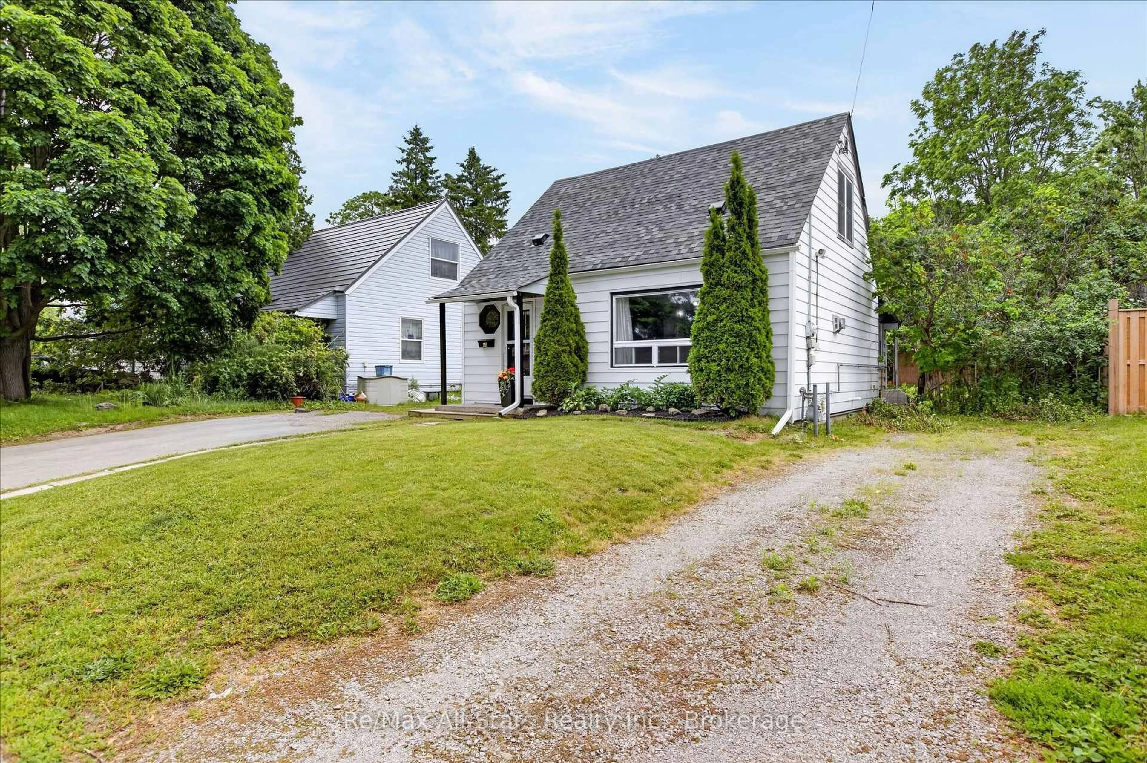 A pic from outside/outdoor area/front of a property/back of a property/a pic from drone, street for 43 Melbourne St, Kawartha Lakes Ontario K9V 1X8